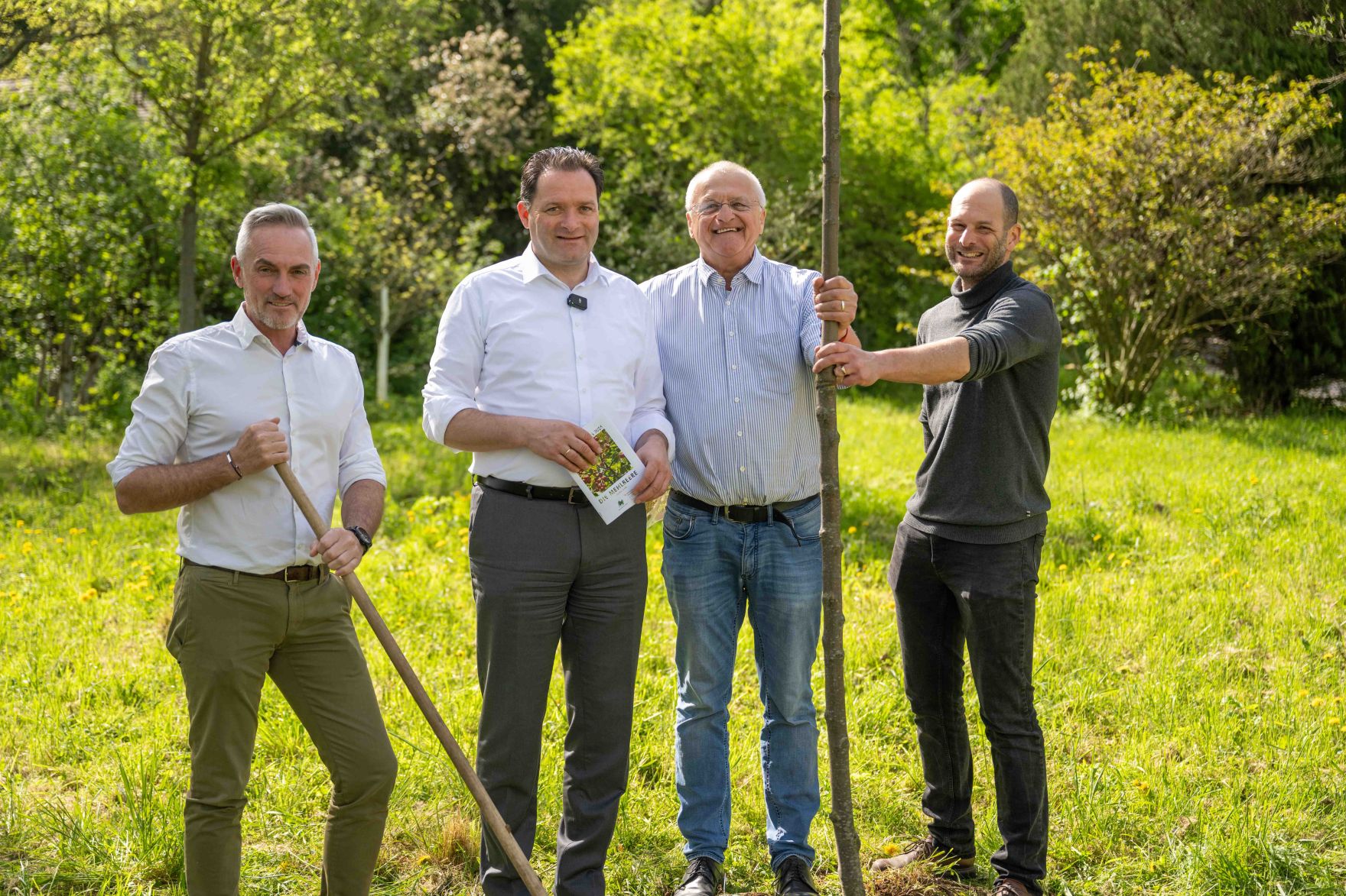 DSC_1976.jpg Die Mehlbeere wurde zum Baum des Jahres 2025 gekrönt. Aus diesem Anlass pflanzte Herr Bundesminister Norbert Totschnig eine Mehrbeere im Schlossgarten Schönbrunn.