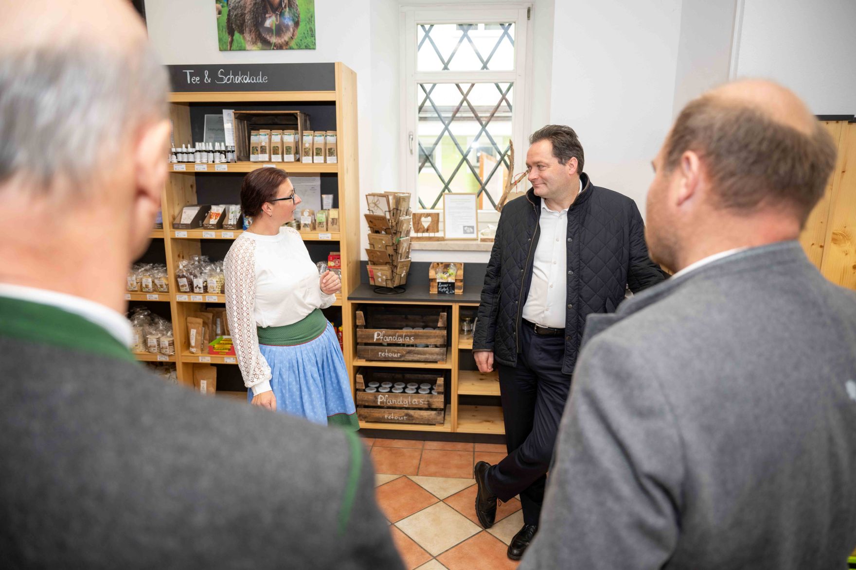Herr Bundesminister Norbert Totschnig besichtigte den Genussladen Lehengut und den Hof Lehengut der Familie Laner in Werfen, Salzburg.