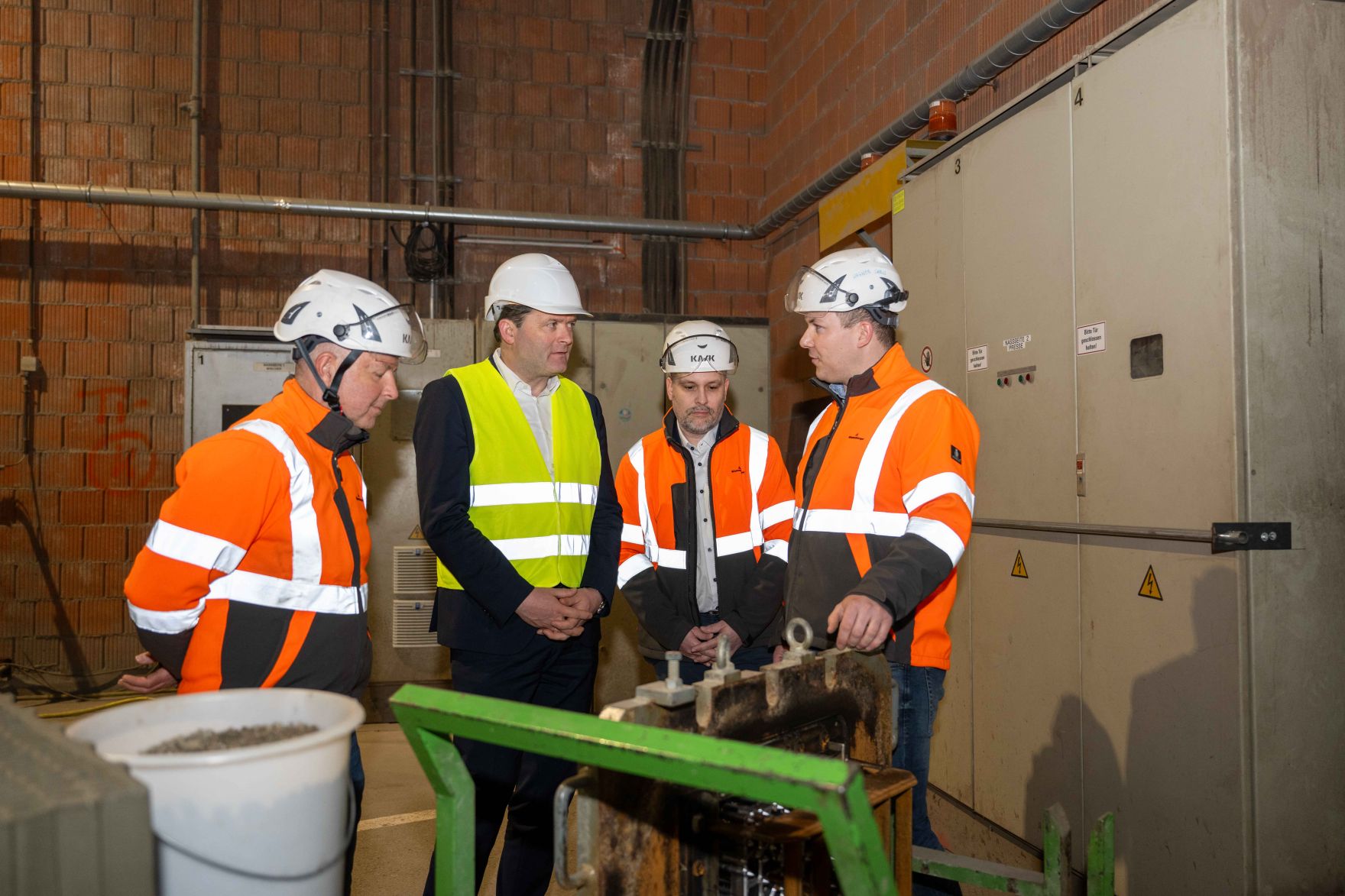 DSC_9334.jpg Herr Bundesminister Norbert Totschnig besuchte das Unternehmen Wienerberg, die sich auf die Produktion von Ziegelsteinen spezialisiert haben.