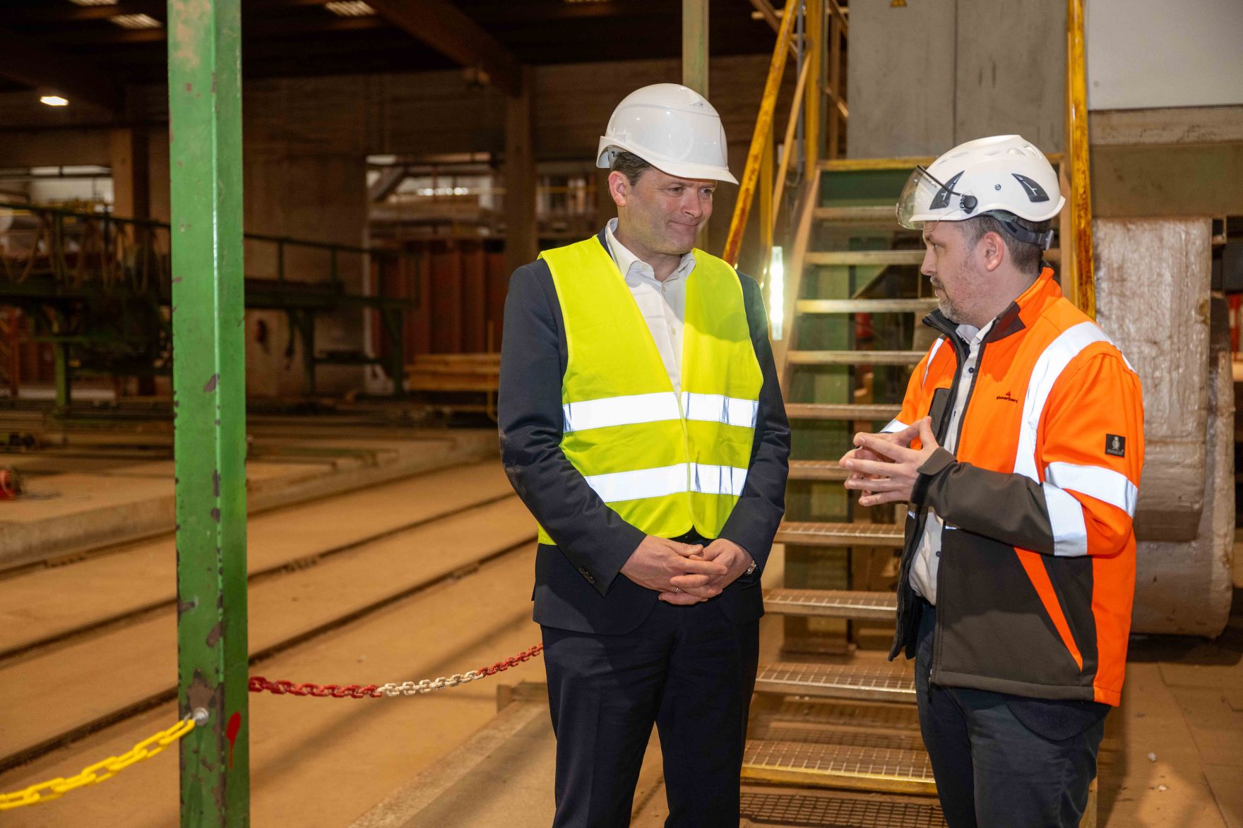 DSC_9415.jpg Herr Bundesminister Norbert Totschnig besuchte das Unternehmen Wienerberg, die sich auf die Produktion von Ziegelsteinen spezialisiert haben.