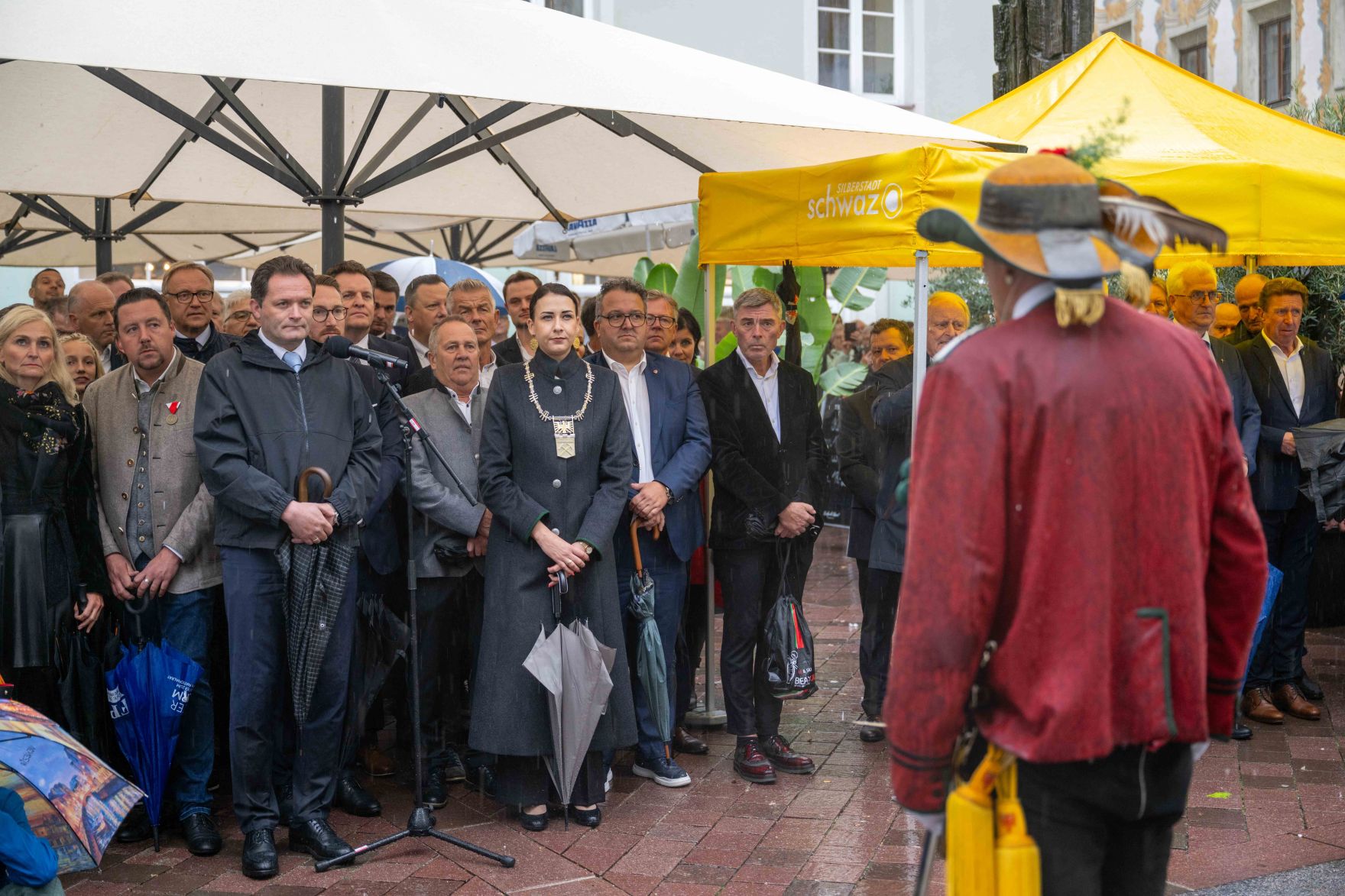 DSC_0057.jpg Herr Bundesminister Norbert Totschnig besuchte die Brückeneröffnung in Schwaz, Tirol. Eröffnet wurde diese mit einem landesüblichen Empfang und es folgte eine Segnung der Brücke.