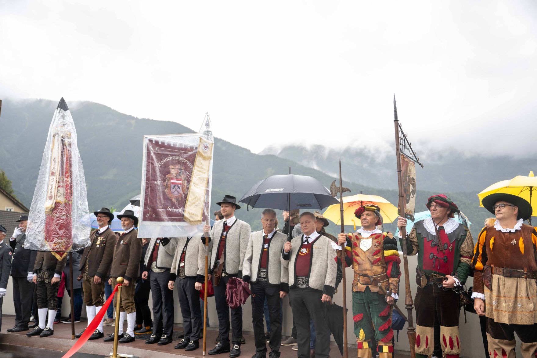 DSC_1079.jpg Herr Bundesminister Norbert Totschnig besuchte die Brückeneröffnung in Schwaz, Tirol. Eröffnet wurde diese mit einem landesüblichen Empfang und es folgte eine Segnung der Brücke.
