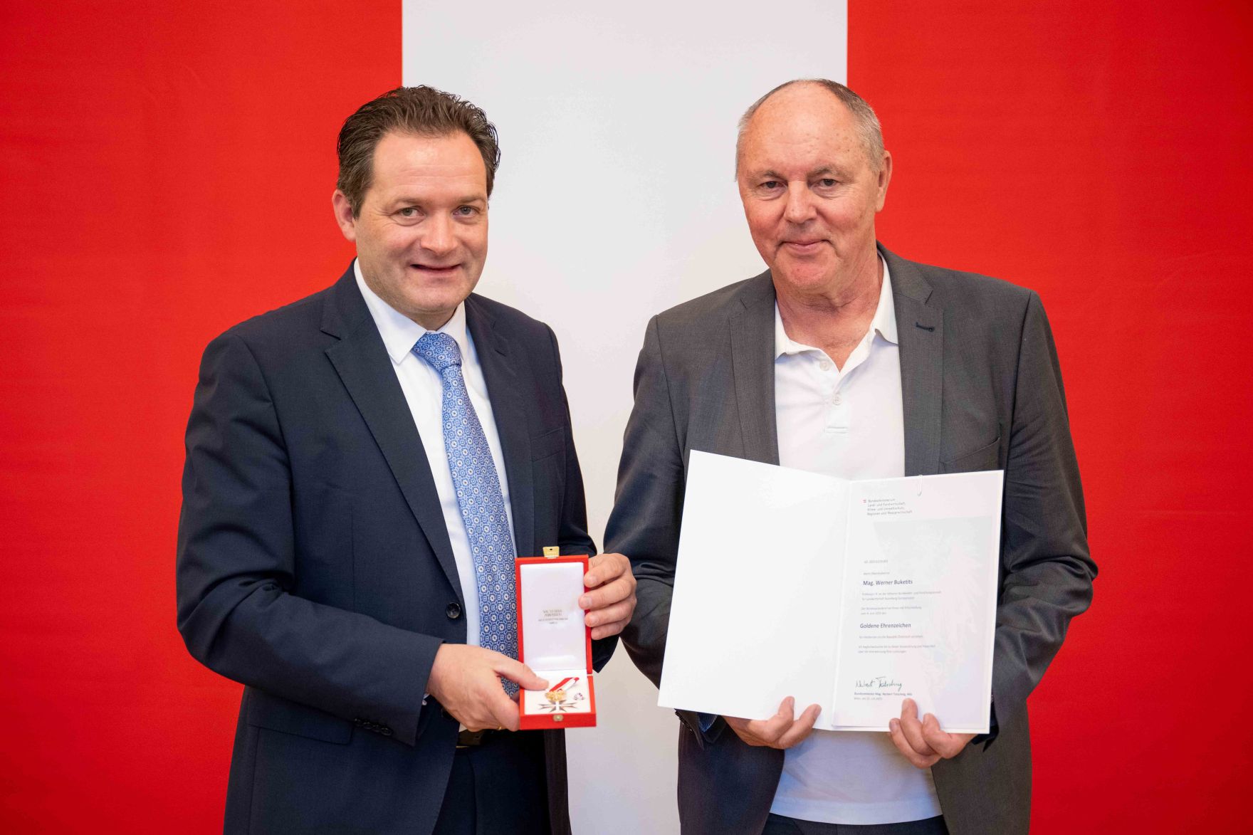 Herr Bundesminister Norbert Totschnig verlieh am 30. Oktober 2025 im Auftrage von Herrn Bundespr&auml;sidenten Alexander Van der Bellen Ehrenzeichen und Berufstitel an verdiente Pers&ouml;nlichkeiten seines Ressorts. Die Verleihung fand im Marmorsaal des Regierungsgeb&auml;udes am Stubenring 1 in Wien statt.