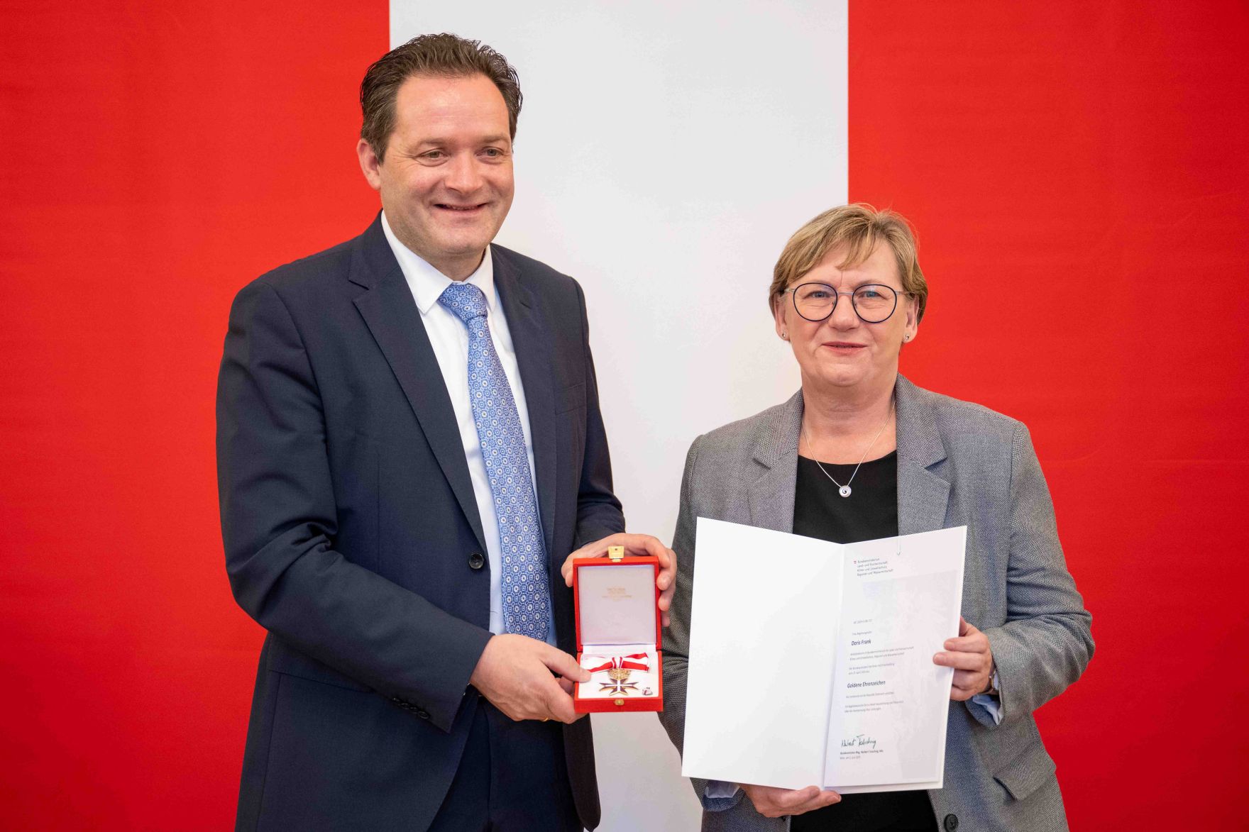 Herr Bundesminister Norbert Totschnig verlieh am 30. Oktober 2025 im Auftrage von Herrn Bundespr&auml;sidenten Alexander Van der Bellen Ehrenzeichen und Berufstitel an verdiente Pers&ouml;nlichkeiten seines Ressorts. Die Verleihung fand im Marmorsaal des Regierungsgeb&auml;udes am Stubenring 1 in Wien statt.