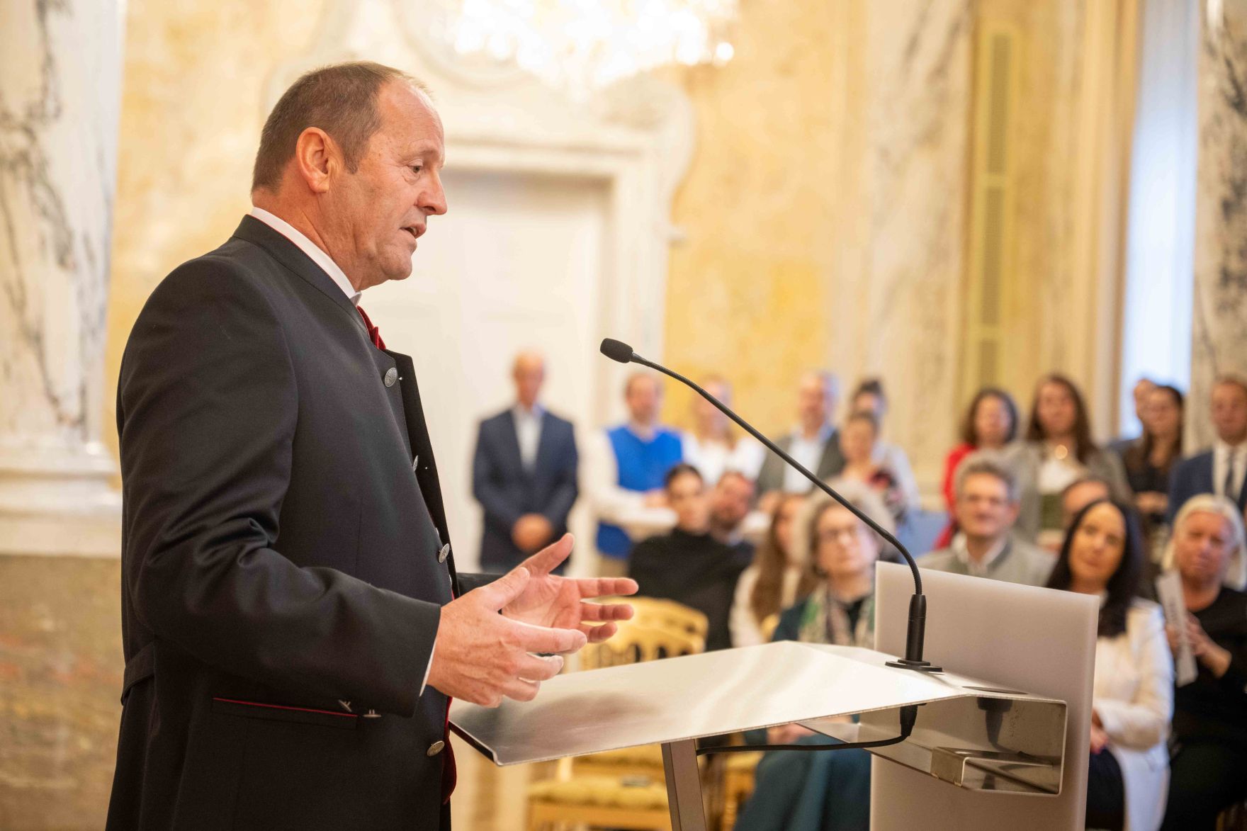 Herr Bundesminister Norbert Totschnig verlieh am 30. Oktober 2025 im Auftrage von Herrn Bundespr&auml;sidenten Alexander Van der Bellen Ehrenzeichen und Berufstitel an verdiente Pers&ouml;nlichkeiten seines Ressorts. Die Verleihung fand im Marmorsaal des Regierungsgeb&auml;udes am Stubenring 1 in Wien statt. De Verleihung wurden mit Reden und Ansprachen begleitet.