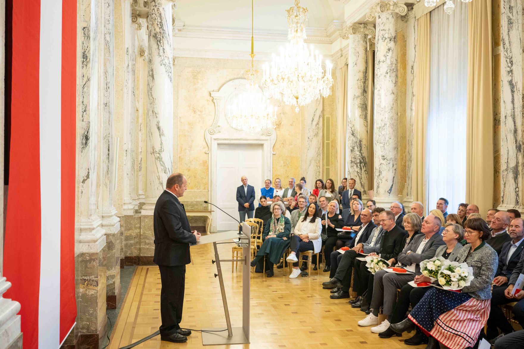 Herr Bundesminister Norbert Totschnig verlieh am 30. Oktober 2025 im Auftrage von Herrn Bundespr&auml;sidenten Alexander Van der Bellen Ehrenzeichen und Berufstitel an verdiente Pers&ouml;nlichkeiten seines Ressorts. Die Verleihung fand im Marmorsaal des Regierungsgeb&auml;udes am Stubenring 1 in Wien statt. Die Verleihung wurden mit Reden und Ansprachen begleitet.