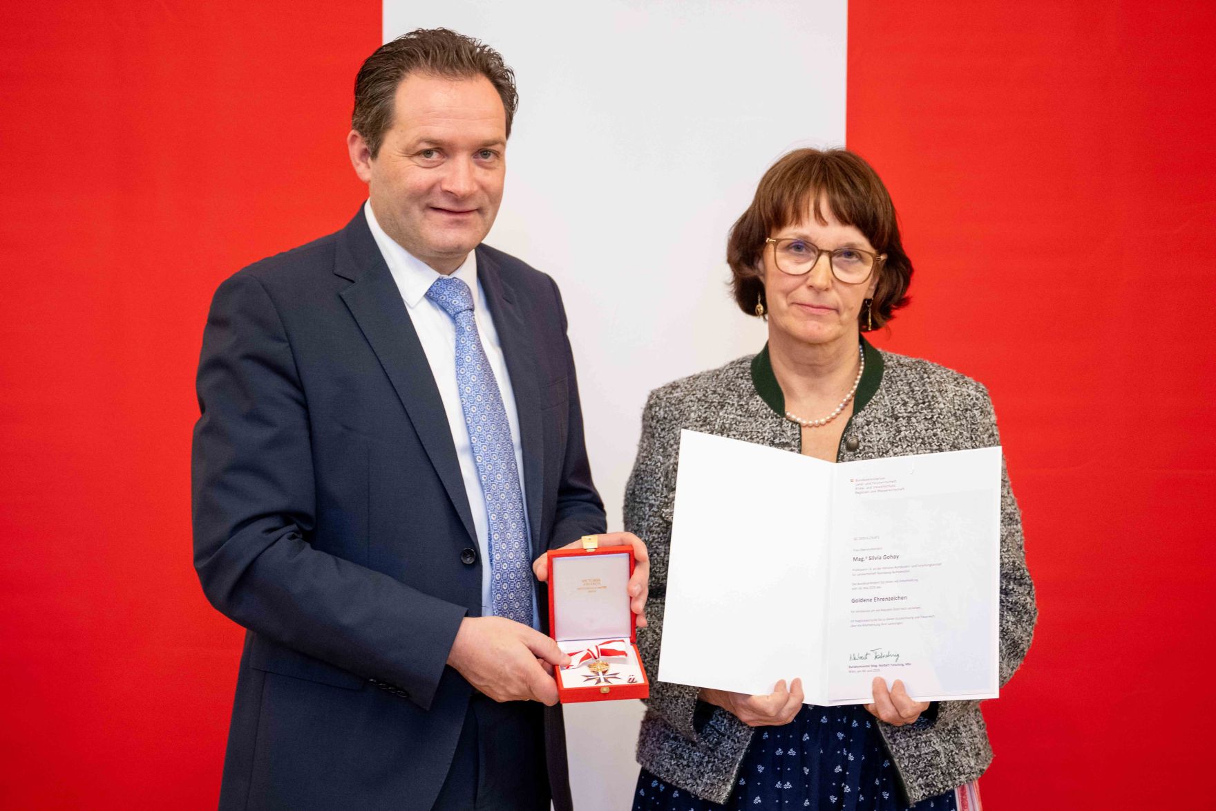 Herr Bundesminister Norbert Totschnig verlieh am 30. Oktober 2025 im Auftrage von Herrn Bundespr&auml;sidenten Alexander Van der Bellen Ehrenzeichen und Berufstitel an verdiente Pers&ouml;nlichkeiten seines Ressorts. Die Verleihung fand im Marmorsaal des Regierungsgeb&auml;udes am Stubenring 1 in Wien statt.