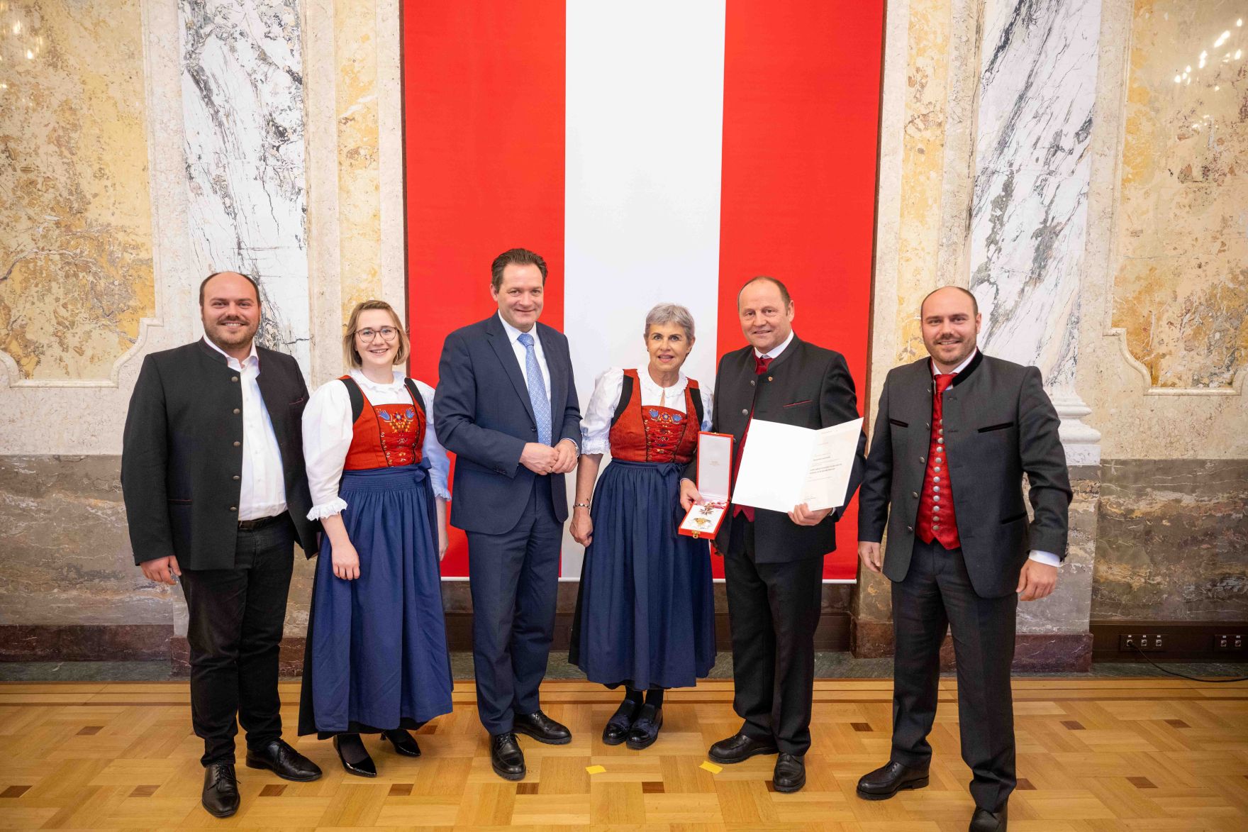 Herr Bundesminister Norbert Totschnig verlieh am 30. Oktober 2025 im Auftrage von Herrn Bundespr&auml;sidenten Alexander Van der Bellen Ehrenzeichen und Berufstitel an verdiente Pers&ouml;nlichkeiten seines Ressorts. Die Verleihung fand im Marmorsaal des Regierungsgeb&auml;udes am Stubenring 1 in Wien statt.