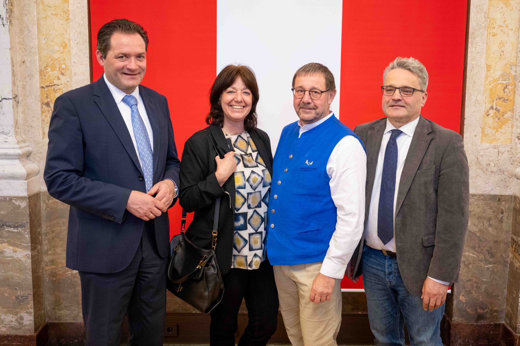 Herr Bundesminister Norbert Totschnig verlieh am 30. Oktober 2025 im Auftrage von Herrn Bundespr&auml;sidenten Alexander Van der Bellen Ehrenzeichen und Berufstitel an verdiente Pers&ouml;nlichkeiten seines Ressorts. Die Verleihung fand im Marmorsaal des Regierungsgeb&auml;udes am Stubenring 1 in Wien statt.