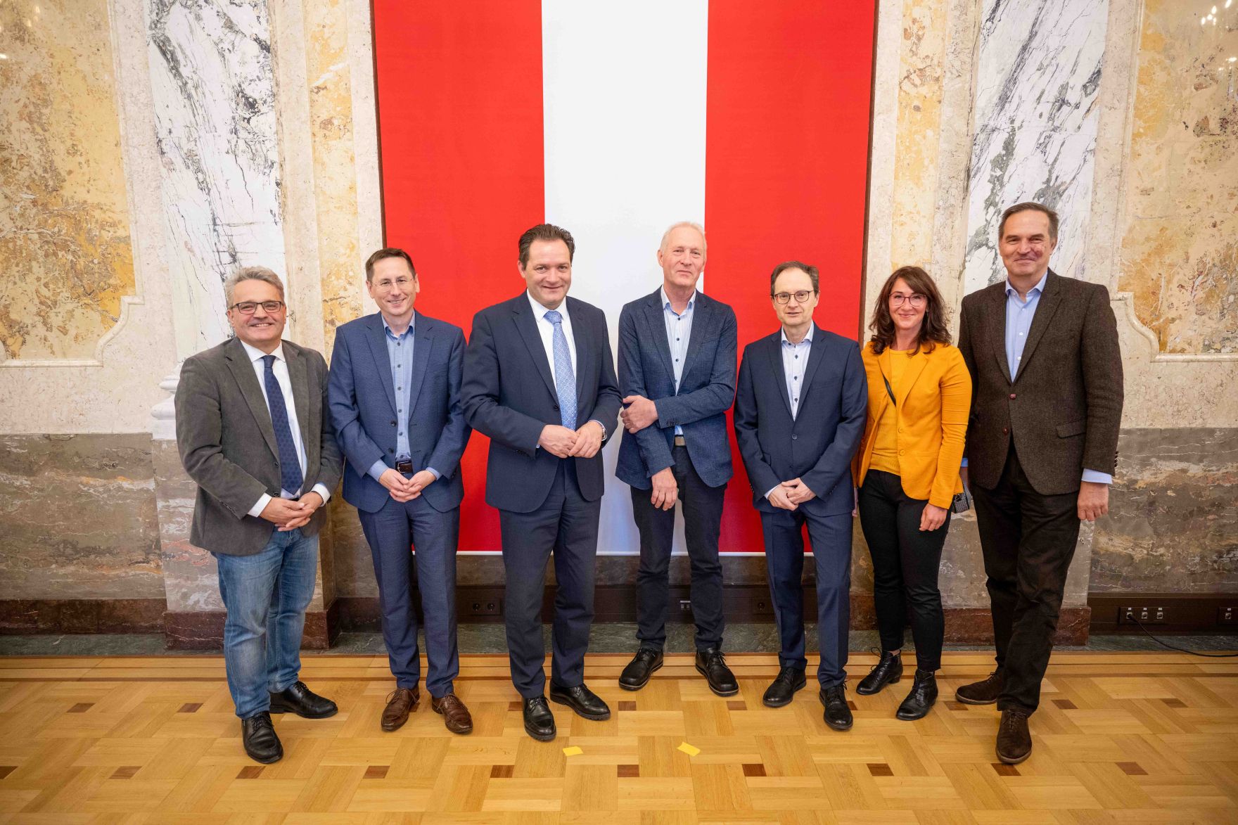 Herr Bundesminister Norbert Totschnig verlieh am 30. Oktober 2025 im Auftrage von Herrn Bundespr&auml;sidenten Alexander Van der Bellen Ehrenzeichen und Berufstitel an verdiente Pers&ouml;nlichkeiten seines Ressorts. Die Verleihung fand im Marmorsaal des Regierungsgeb&auml;udes am Stubenring 1 in Wien statt.