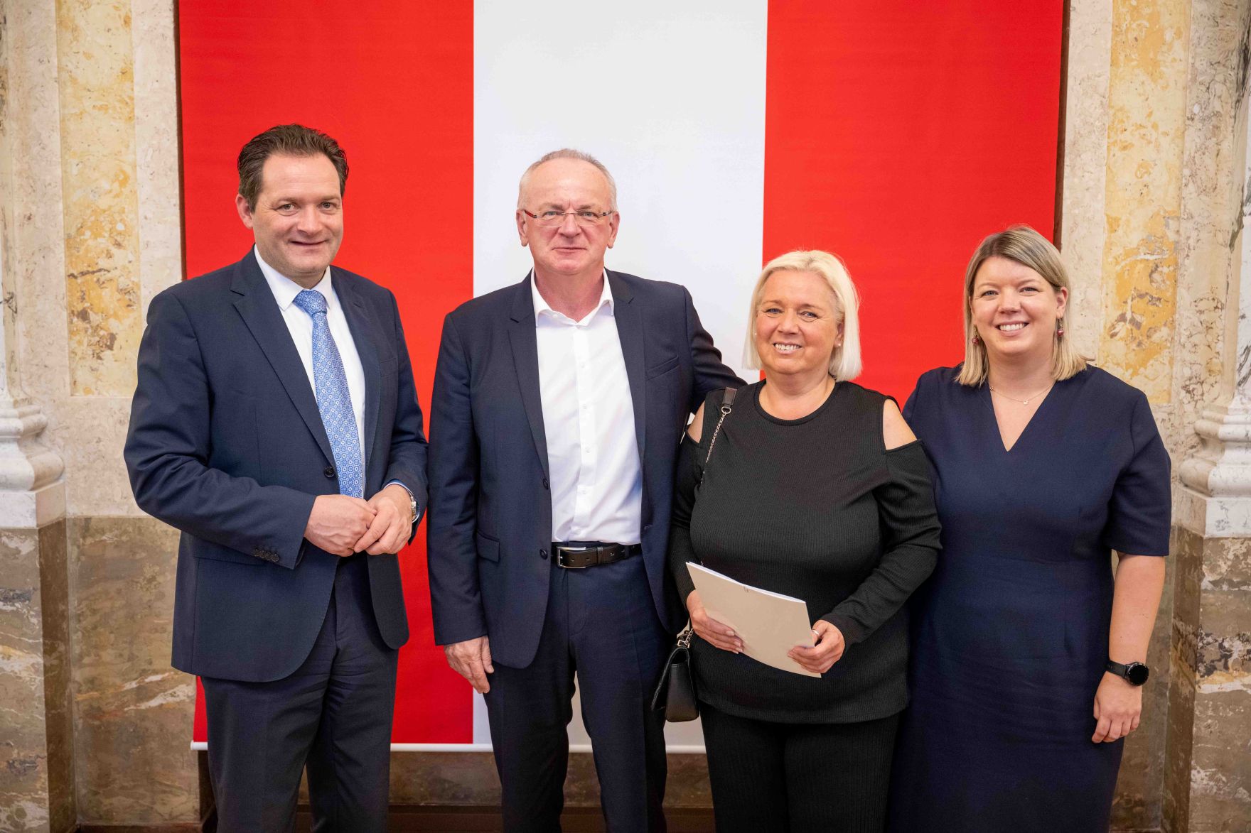 Herr Bundesminister Norbert Totschnig verlieh am 30. Oktober 2025 im Auftrage von Herrn Bundespr&auml;sidenten Alexander Van der Bellen Ehrenzeichen und Berufstitel an verdiente Pers&ouml;nlichkeiten seines Ressorts. Die Verleihung fand im Marmorsaal des Regierungsgeb&auml;udes am Stubenring 1 in Wien statt.