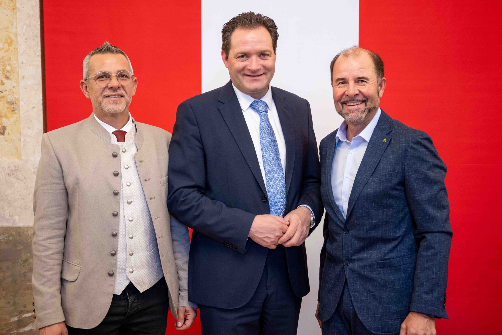 Herr Bundesminister Norbert Totschnig verlieh am 30. Oktober 2025 im Auftrage von Herrn Bundespr&auml;sidenten Alexander Van der Bellen Ehrenzeichen und Berufstitel an verdiente Pers&ouml;nlichkeiten seines Ressorts. Die Verleihung fand im Marmorsaal des Regierungsgeb&auml;udes am Stubenring 1 in Wien statt.