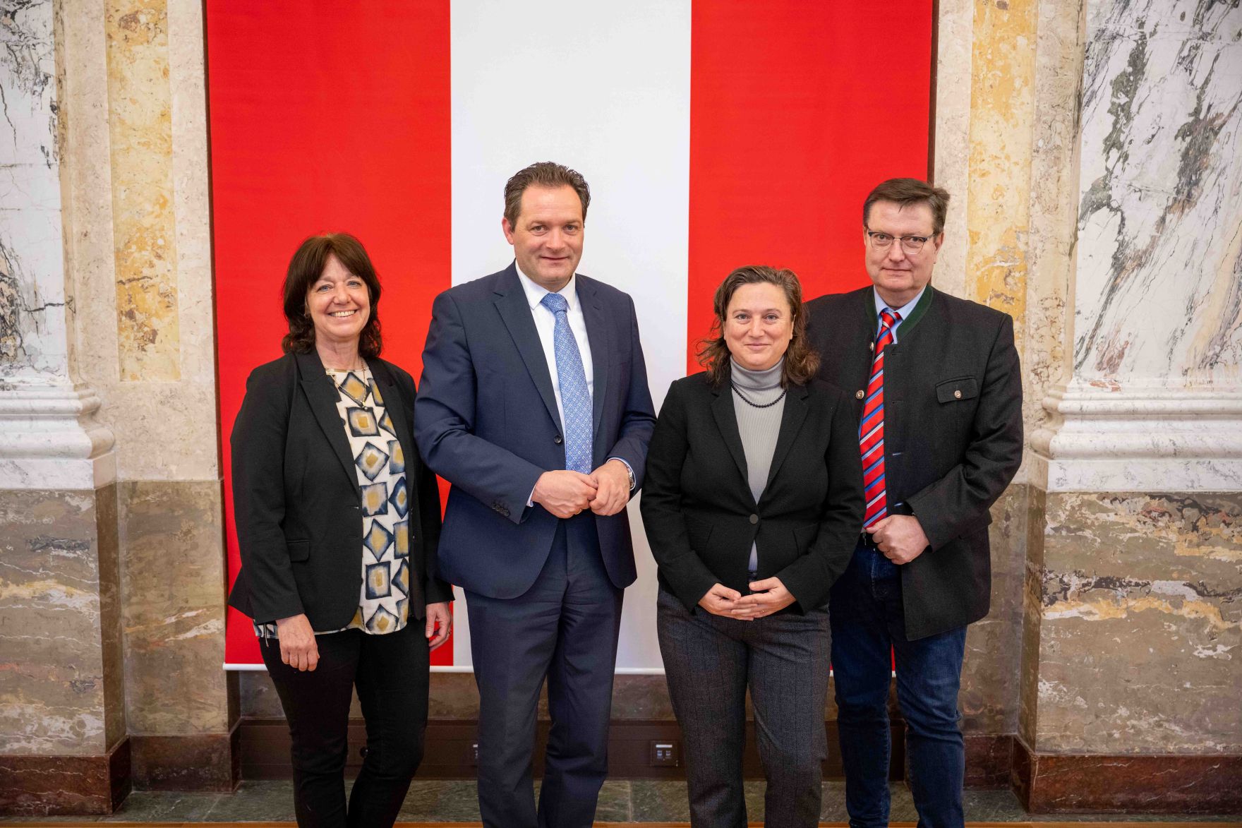 Herr Bundesminister Norbert Totschnig verlieh am 30. Oktober 2025 im Auftrage von Herrn Bundespr&auml;sidenten Alexander Van der Bellen Ehrenzeichen und Berufstitel an verdiente Pers&ouml;nlichkeiten seines Ressorts. Die Verleihung fand im Marmorsaal des Regierungsgeb&auml;udes am Stubenring 1 in Wien statt.