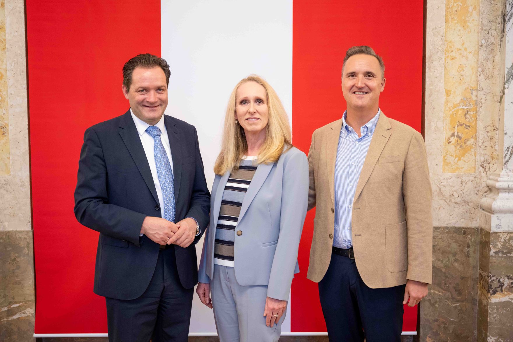 Herr Bundesminister Norbert Totschnig verlieh am 30. Oktober 2025 im Auftrage von Herrn Bundespr&auml;sidenten Alexander Van der Bellen Ehrenzeichen und Berufstitel an verdiente Pers&ouml;nlichkeiten seines Ressorts. Die Verleihung fand im Marmorsaal des Regierungsgeb&auml;udes am Stubenring 1 in Wien statt.