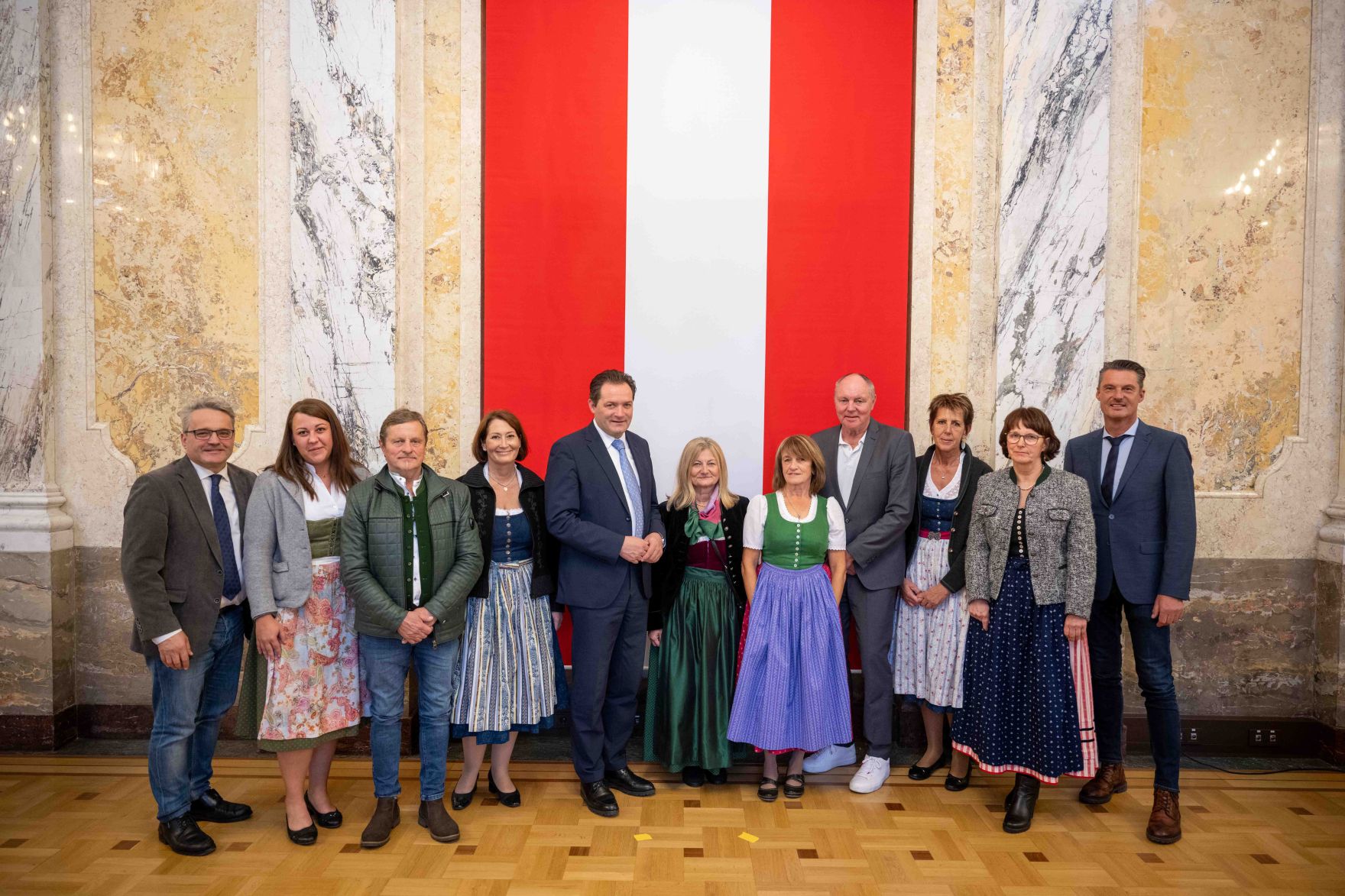 Herr Bundesminister Norbert Totschnig verlieh am 30. Oktober 2025 im Auftrage von Herrn Bundespr&auml;sidenten Alexander Van der Bellen Ehrenzeichen und Berufstitel an verdiente Pers&ouml;nlichkeiten seines Ressorts. Die Verleihung fand im Marmorsaal des Regierungsgeb&auml;udes am Stubenring 1 in Wien statt.