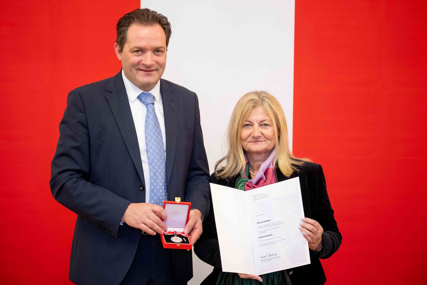 Herr Bundesminister Norbert Totschnig verlieh am 30. Oktober 2025 im Auftrage von Herrn Bundespr&auml;sidenten Alexander Van der Bellen Ehrenzeichen und Berufstitel an verdiente Pers&ouml;nlichkeiten seines Ressorts. Die Verleihung fand im Marmorsaal des Regierungsgeb&auml;udes am Stubenring 1 in Wien statt.