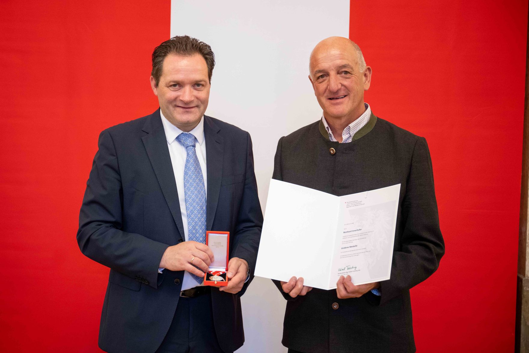 Herr Bundesminister Norbert Totschnig verlieh am 30. Oktober 2025 im Auftrage von Herrn Bundespr&auml;sidenten Alexander Van der Bellen Ehrenzeichen und Berufstitel an verdiente Pers&ouml;nlichkeiten seines Ressorts. Die Verleihung fand im Marmorsaal des Regierungsgeb&auml;udes am Stubenring 1 in Wien statt.