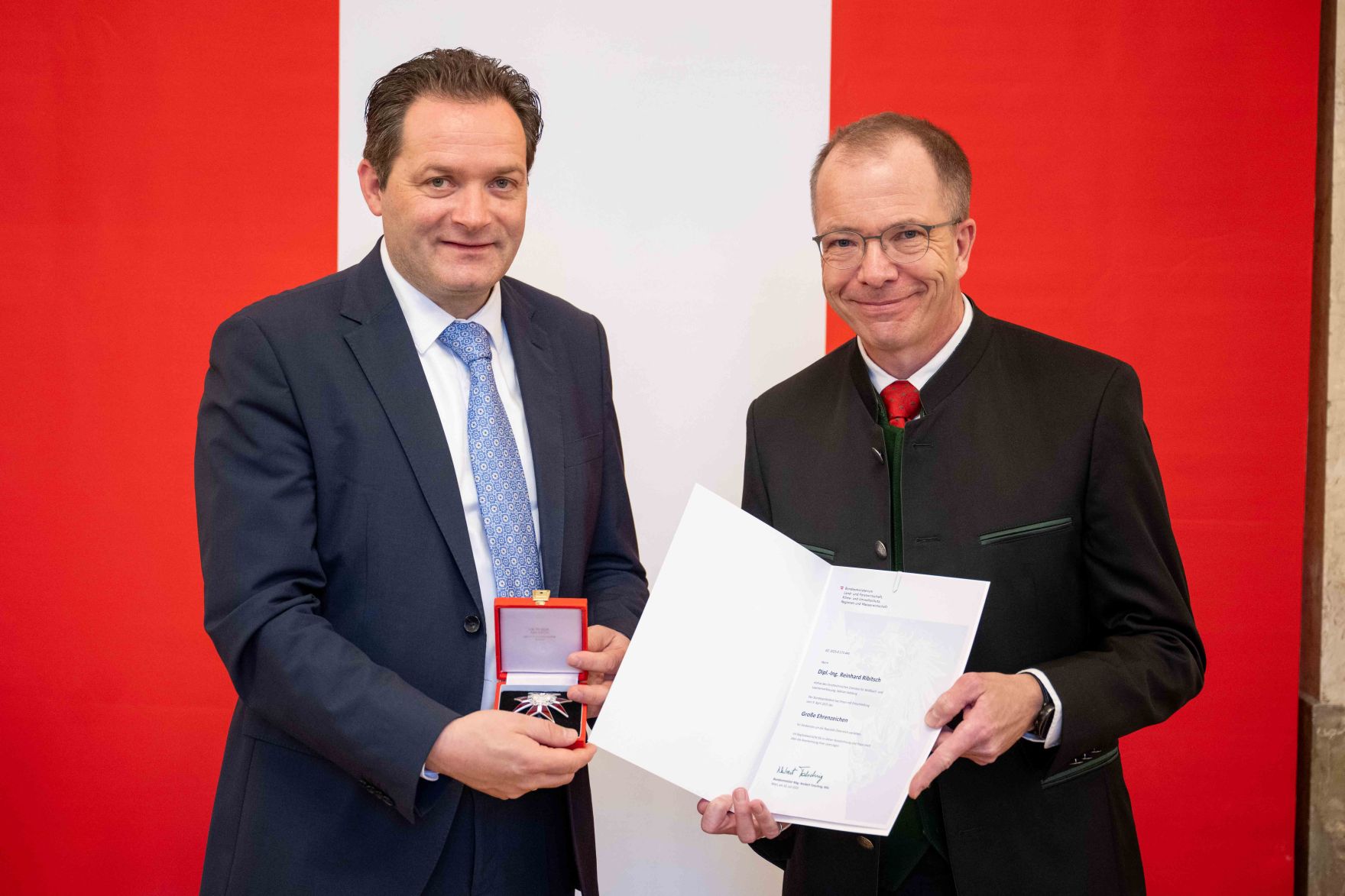 Herr Bundesminister Norbert Totschnig verlieh am 30. Oktober 2025 im Auftrage von Herrn Bundespr&auml;sidenten Alexander Van der Bellen Ehrenzeichen und Berufstitel an verdiente Pers&ouml;nlichkeiten seines Ressorts. Die Verleihung fand im Marmorsaal des Regierungsgeb&auml;udes am Stubenring 1 in Wien statt.