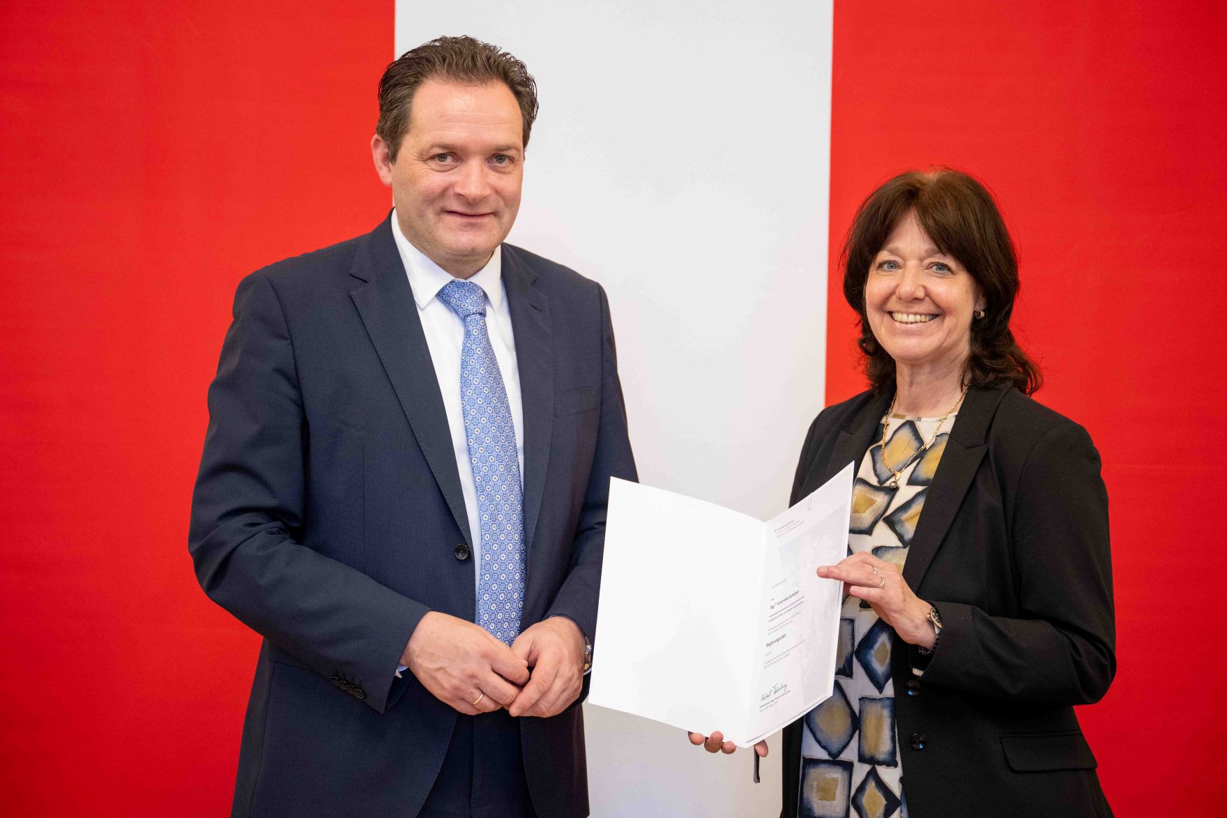 Herr Bundesminister Norbert Totschnig verlieh am 30. Oktober 2025 im Auftrage von Herrn Bundespr&auml;sidenten Alexander Van der Bellen Ehrenzeichen und Berufstitel an verdiente Pers&ouml;nlichkeiten seines Ressorts. Die Verleihung fand im Marmorsaal des Regierungsgeb&auml;udes am Stubenring 1 in Wien statt.