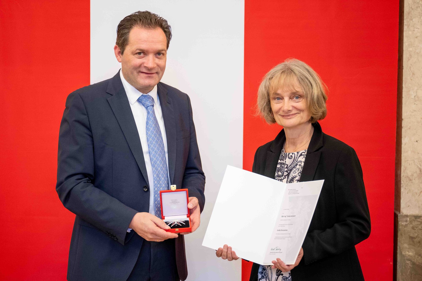 Herr Bundesminister Norbert Totschnig verlieh am 30. Oktober 2025 im Auftrage von Herrn Bundespr&auml;sidenten Alexander Van der Bellen Ehrenzeichen und Berufstitel an verdiente Pers&ouml;nlichkeiten seines Ressorts. Die Verleihung fand im Marmorsaal des Regierungsgeb&auml;udes am Stubenring 1 in Wien statt.