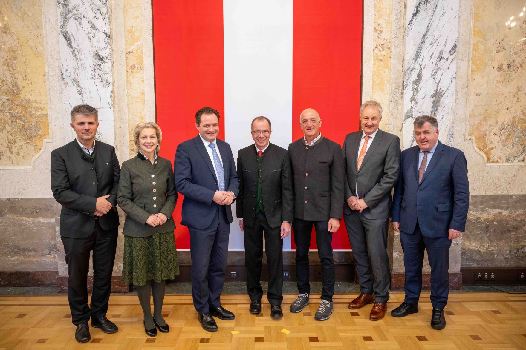 Herr Bundesminister Norbert Totschnig verlieh am 30. Oktober 2025 im Auftrage von Herrn Bundespr&auml;sidenten Alexander Van der Bellen Ehrenzeichen und Berufstitel an verdiente Pers&ouml;nlichkeiten seines Ressorts. Die Verleihung fand im Marmorsaal des Regierungsgeb&auml;udes am Stubenring 1 in Wien statt.