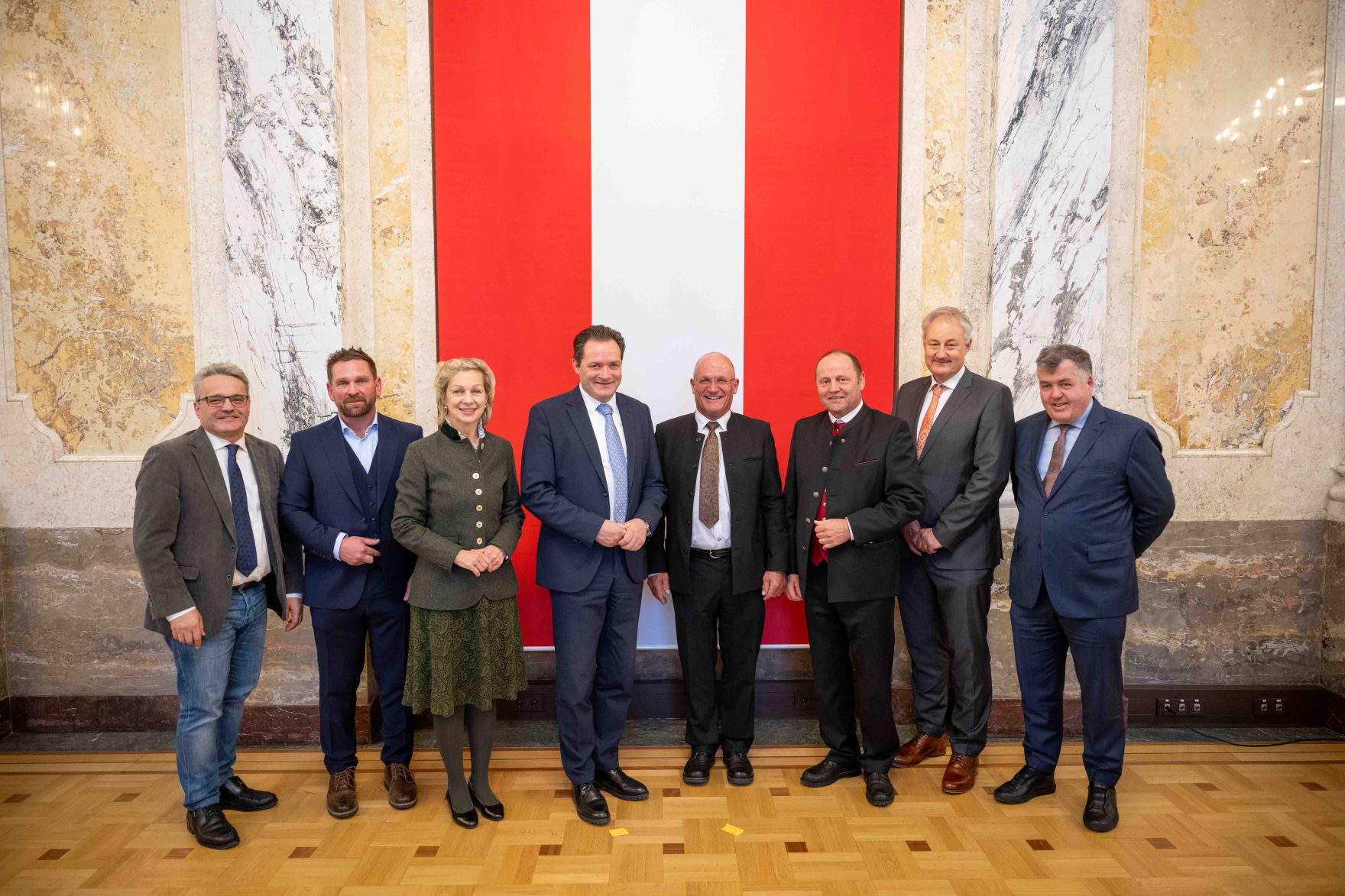 Herr Bundesminister Norbert Totschnig verlieh am 30. Oktober 2025 im Auftrage von Herrn Bundespr&auml;sidenten Alexander Van der Bellen Ehrenzeichen und Berufstitel an verdiente Pers&ouml;nlichkeiten seines Ressorts. Die Verleihung fand im Marmorsaal des Regierungsgeb&auml;udes am Stubenring 1 in Wien statt.