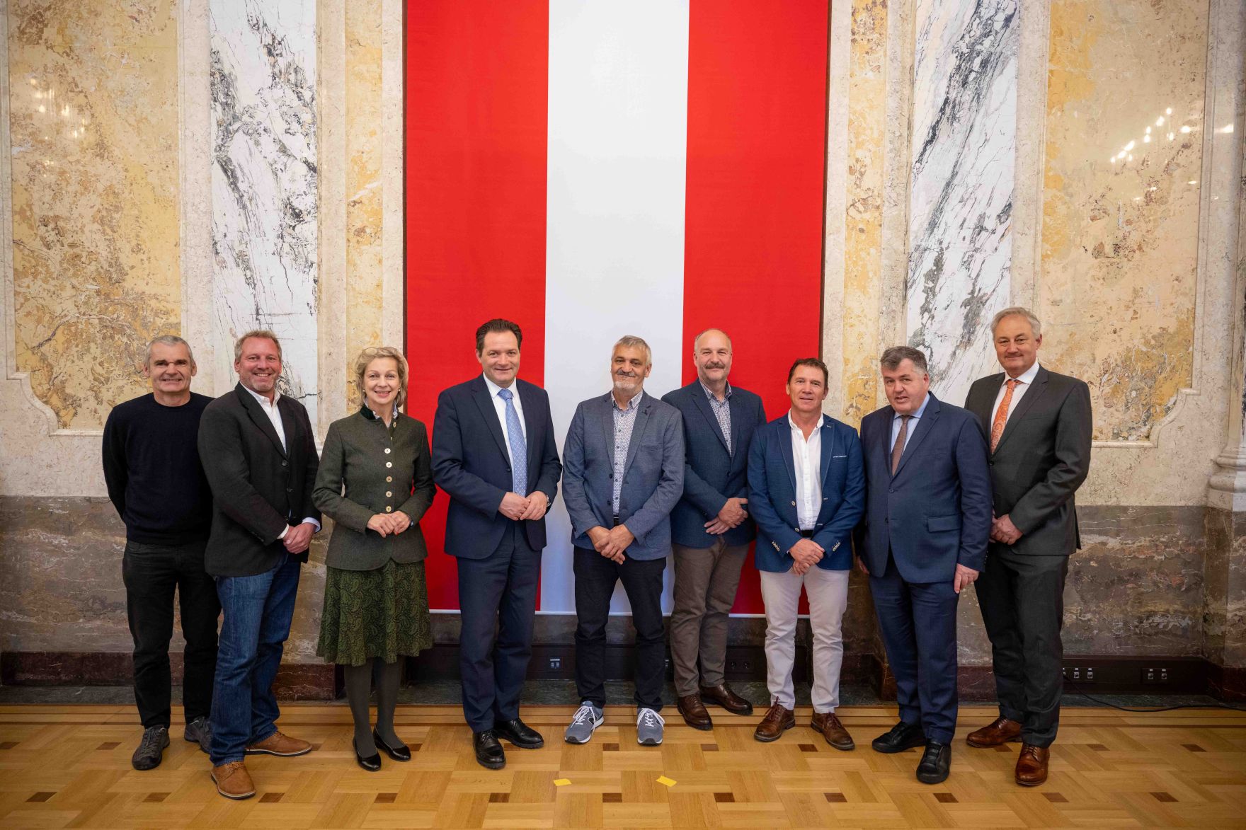 Herr Bundesminister Norbert Totschnig verlieh am 30. Oktober 2025 im Auftrage von Herrn Bundespr&auml;sidenten Alexander Van der Bellen Ehrenzeichen und Berufstitel an verdiente Pers&ouml;nlichkeiten seines Ressorts. Die Verleihung fand im Marmorsaal des Regierungsgeb&auml;udes am Stubenring 1 in Wien statt.