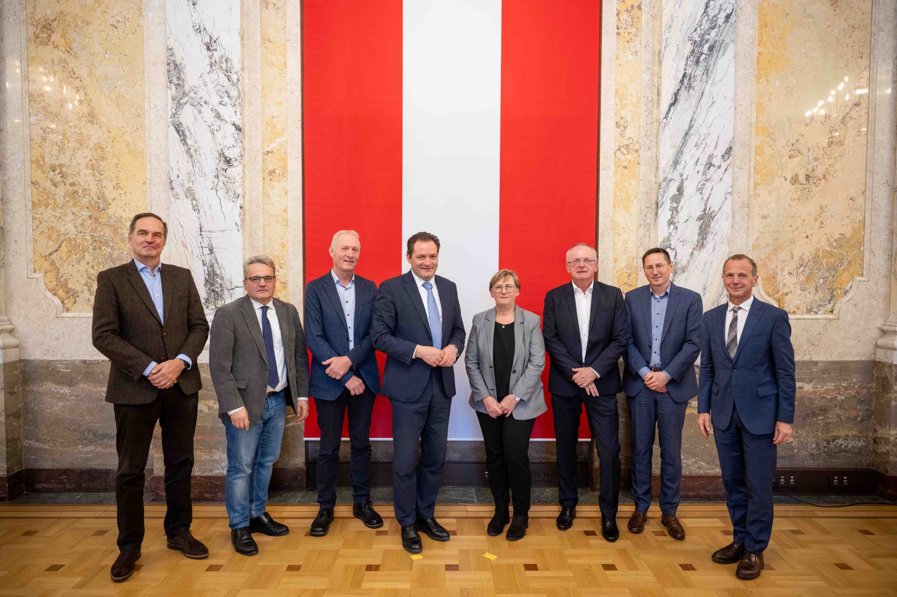 Herr Bundesminister Norbert Totschnig verlieh am 30. Oktober 2025 im Auftrage von Herrn Bundespr&auml;sidenten Alexander Van der Bellen Ehrenzeichen und Berufstitel an verdiente Pers&ouml;nlichkeiten seines Ressorts. Die Verleihung fand im Marmorsaal des Regierungsgeb&auml;udes am Stubenring 1 in Wien statt.