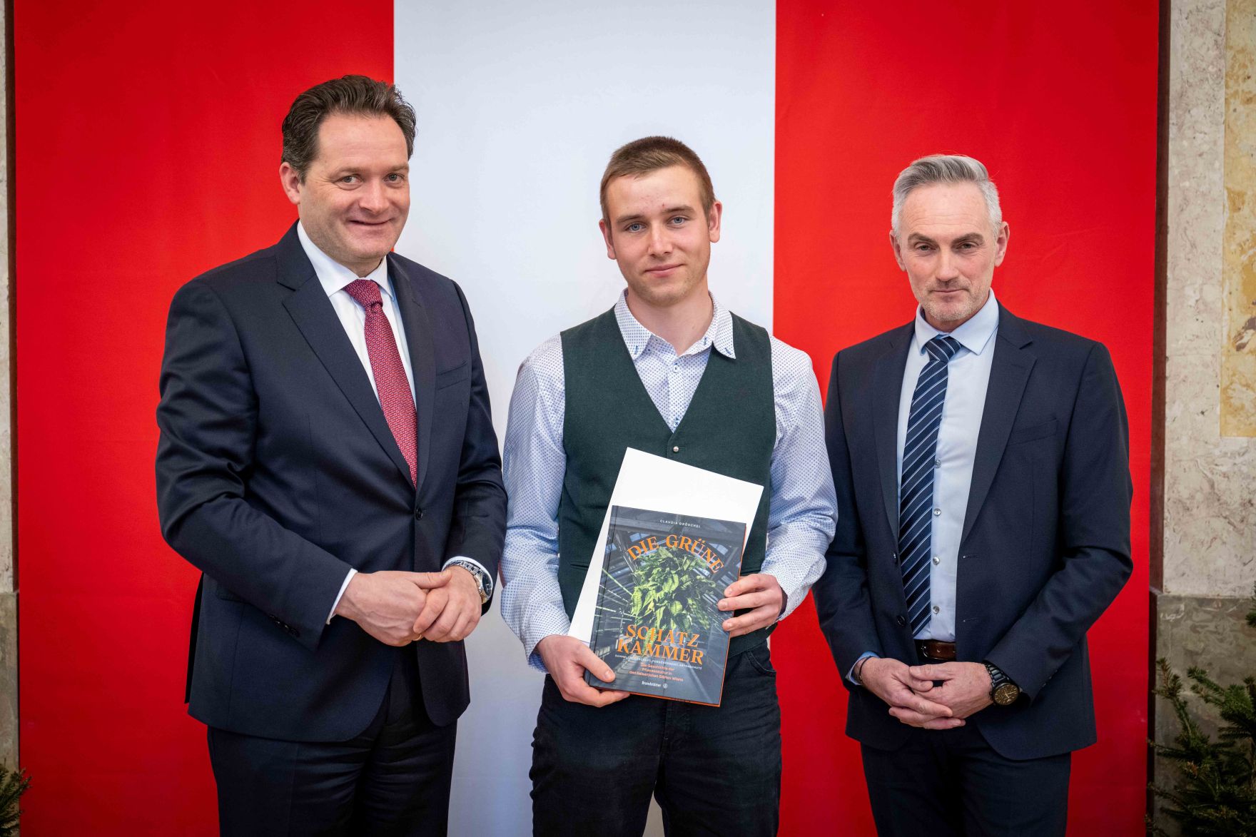 Zur Ehrung der tollen Leistungen bei der Forstwettkampf-WM und Gartenbau-EM lud Bundesminister Norbert Totschnig die beiden Teams ein in den Marmorsaal im Regierungsgeb&auml;ude, um die Teilnehmerinnen und Teilnehmer auszuzeichnen.