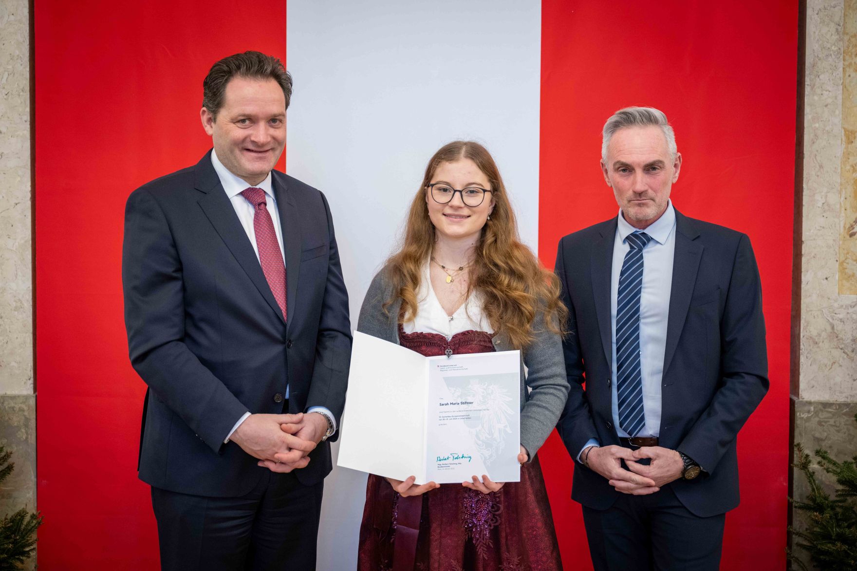 Zur Ehrung der tollen Leistungen bei der Forstwettkampf-WM und Gartenbau-EM lud Bundesminister Norbert Totschnig die beiden Teams ein in den Marmorsaal im Regierungsgeb&auml;ude, um die Teilnehmerinnen und Teilnehmer auszuzeichnen.