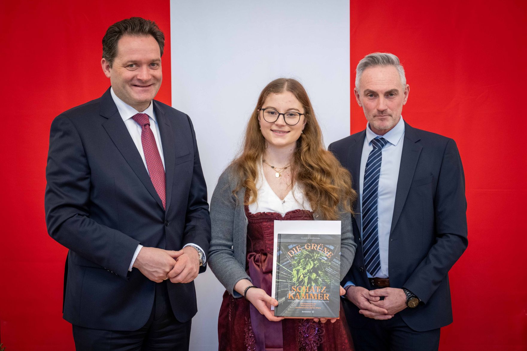 Zur Ehrung der tollen Leistungen bei der Forstwettkampf-WM und Gartenbau-EM lud Bundesminister Norbert Totschnig die beiden Teams ein in den Marmorsaal im Regierungsgeb&auml;ude, um die Teilnehmerinnen und Teilnehmer auszuzeichnen.
