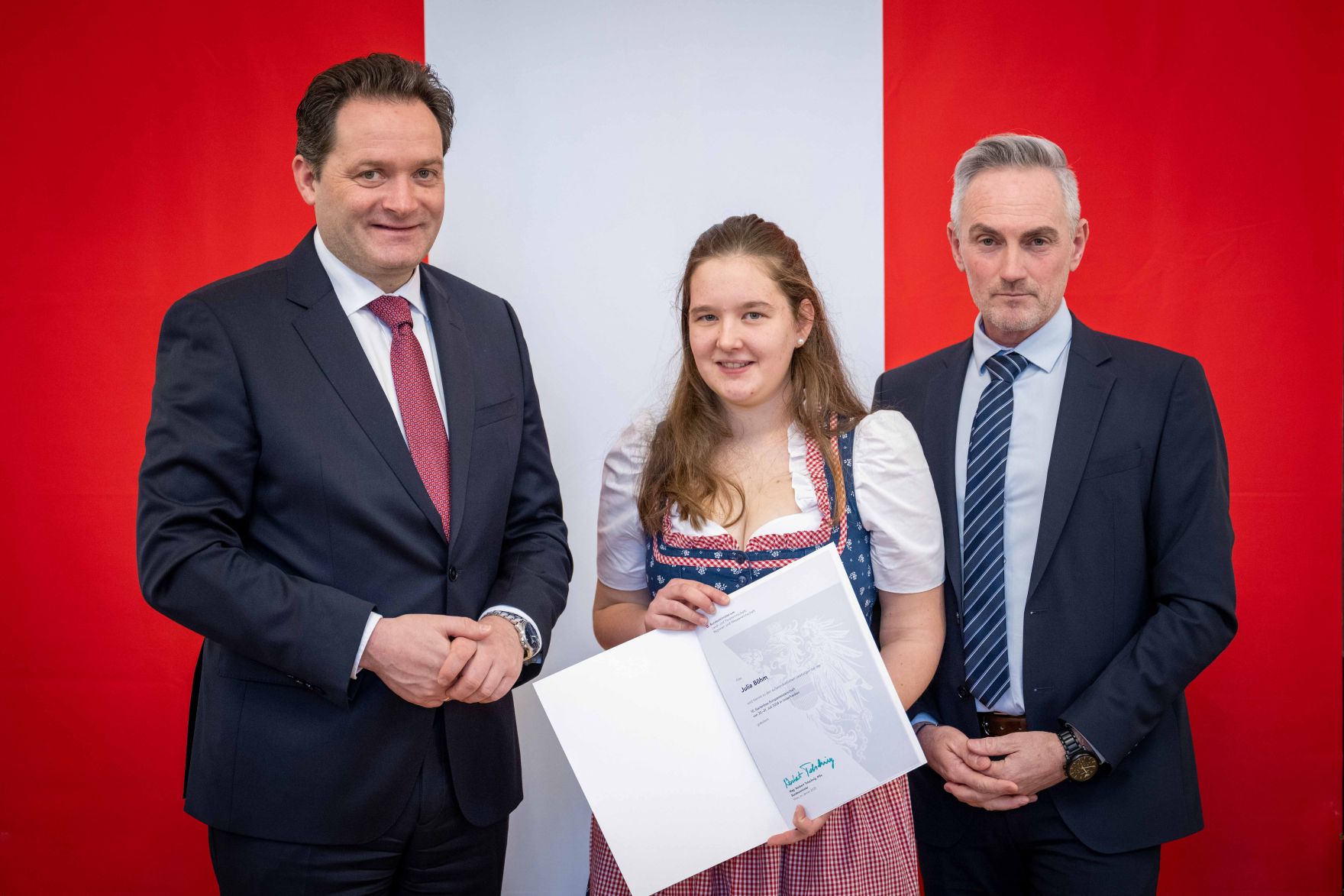 Zur Ehrung der tollen Leistungen bei der Forstwettkampf-WM und Gartenbau-EM lud Bundesminister Norbert Totschnig die beiden Teams ein in den Marmorsaal im Regierungsgeb&auml;ude, um die Teilnehmerinnen und Teilnehmer auszuzeichnen.