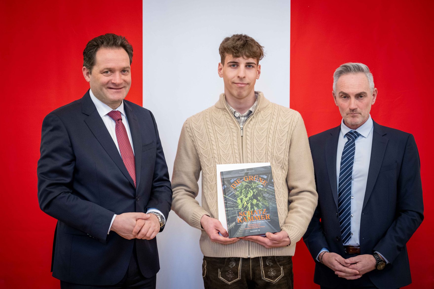 Zur Ehrung der tollen Leistungen bei der Forstwettkampf-WM und Gartenbau-EM lud Bundesminister Norbert Totschnig die beiden Teams ein in den Marmorsaal im Regierungsgeb&auml;ude, um die Teilnehmerinnen und Teilnehmer auszuzeichnen.