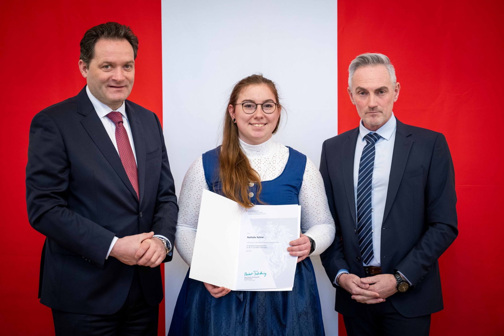 Zur Ehrung der tollen Leistungen bei der Forstwettkampf-WM und Gartenbau-EM lud Bundesminister Norbert Totschnig die beiden Teams ein in den Marmorsaal im Regierungsgeb&auml;ude, um die Teilnehmerinnen und Teilnehmer auszuzeichnen.