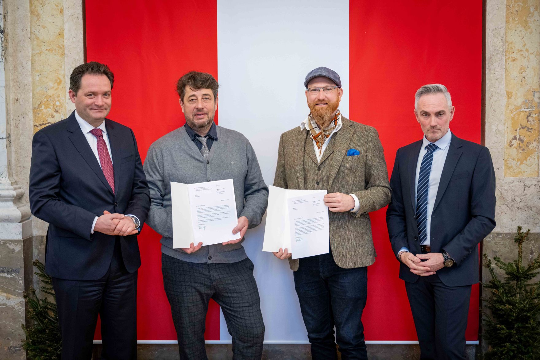 Zur Ehrung der tollen Leistungen bei der Forstwettkampf-WM und Gartenbau-EM lud Bundesminister Norbert Totschnig die beiden Teams ein in den Marmorsaal im Regierungsgeb&auml;ude, um die Teilnehmerinnen und Teilnehmer auszuzeichnen.