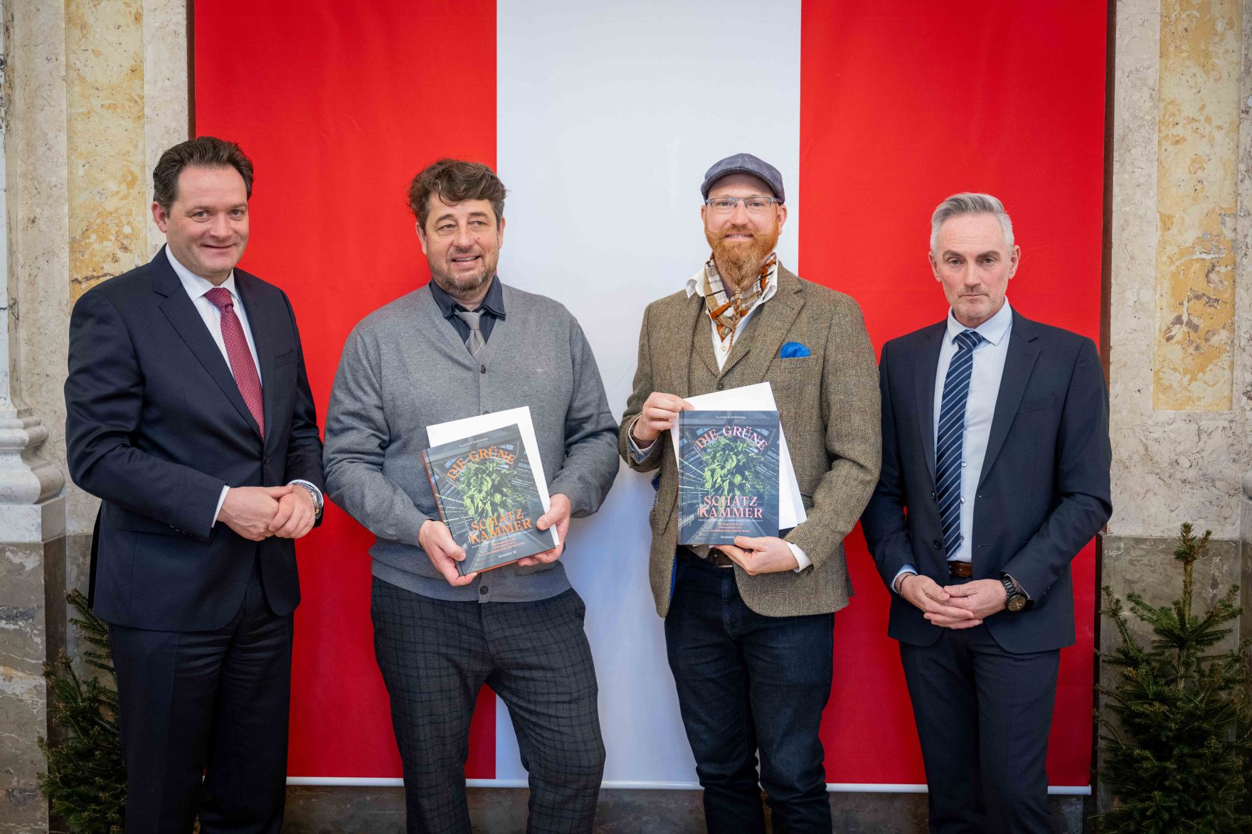 Zur Ehrung der tollen Leistungen bei der Forstwettkampf-WM und Gartenbau-EM lud Bundesminister Norbert Totschnig die beiden Teams ein in den Marmorsaal im Regierungsgeb&auml;ude, um die Teilnehmerinnen und Teilnehmer auszuzeichnen.