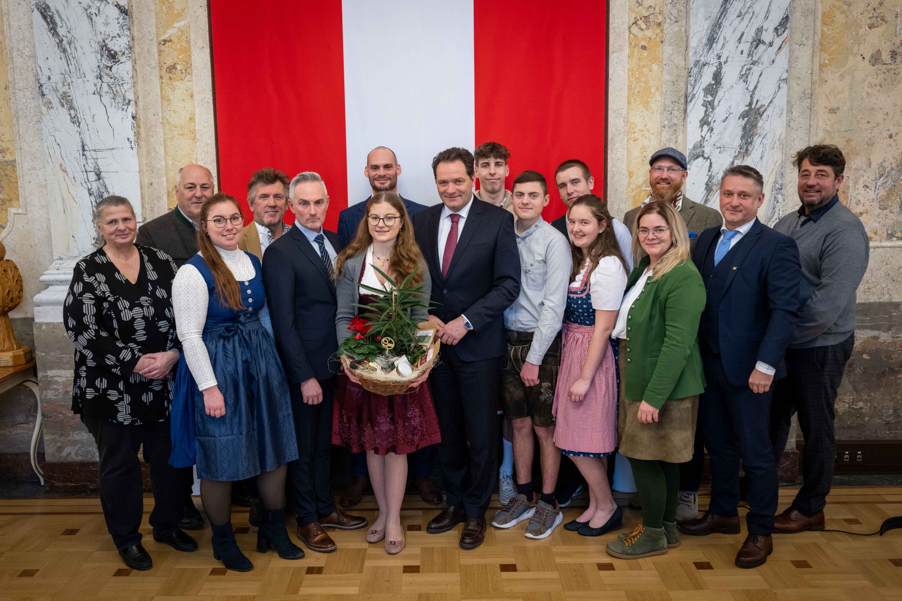 Zur Ehrung der tollen Leistungen bei der Forstwettkampf-WM und Gartenbau-EM lud Bundesminister Norbert Totschnig die beiden Teams ein in den Marmorsaal im Regierungsgeb&auml;ude, um die Teilnehmerinnen und Teilnehmer auszuzeichnen.