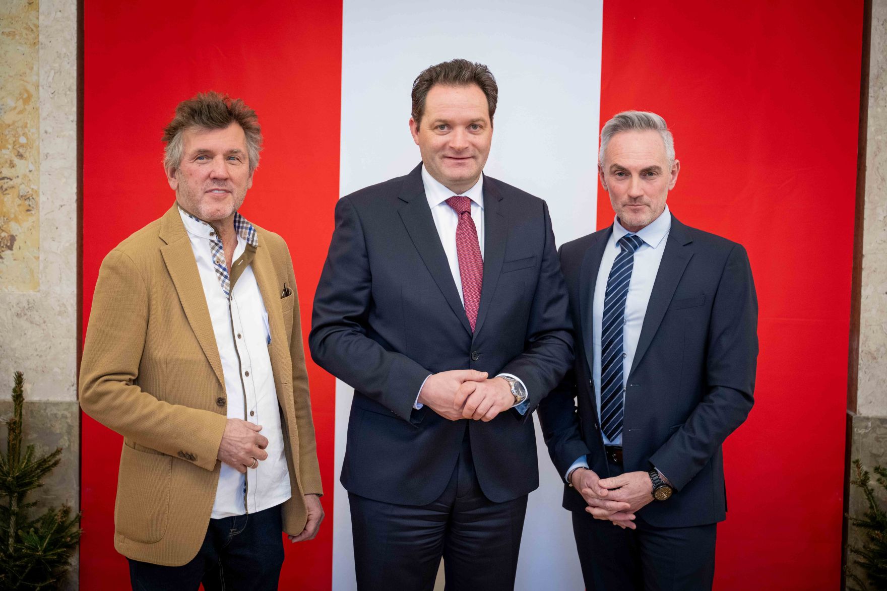 Zur Ehrung der tollen Leistungen bei der Forstwettkampf-WM und Gartenbau-EM lud Bundesminister Norbert Totschnig die beiden Teams ein in den Marmorsaal im Regierungsgeb&auml;ude, um die Teilnehmerinnen und Teilnehmer auszuzeichnen.