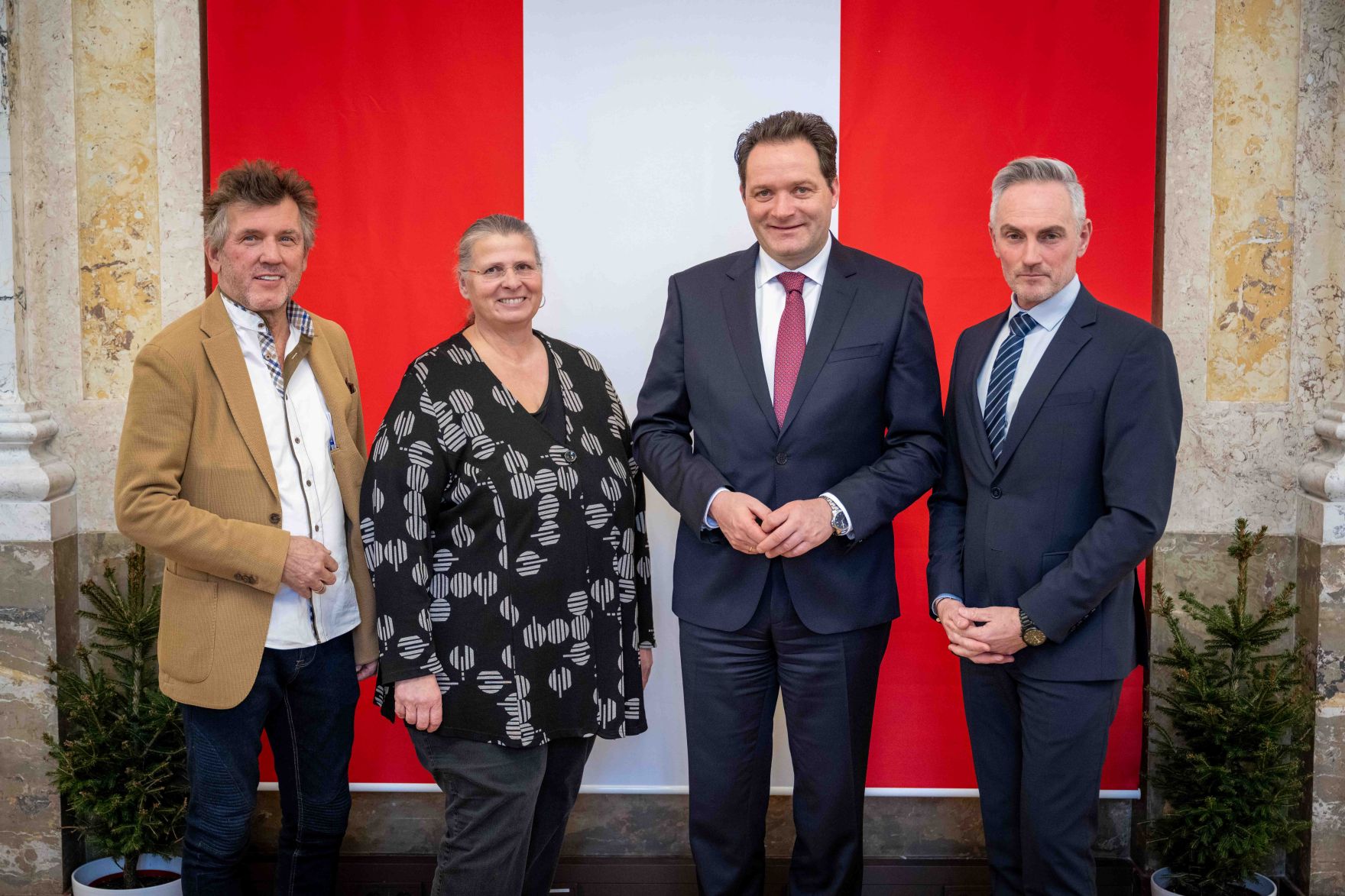 Zur Ehrung der tollen Leistungen bei der Forstwettkampf-WM und Gartenbau-EM lud Bundesminister Norbert Totschnig die beiden Teams ein in den Marmorsaal im Regierungsgeb&auml;ude, um die Teilnehmerinnen und Teilnehmer auszuzeichnen.