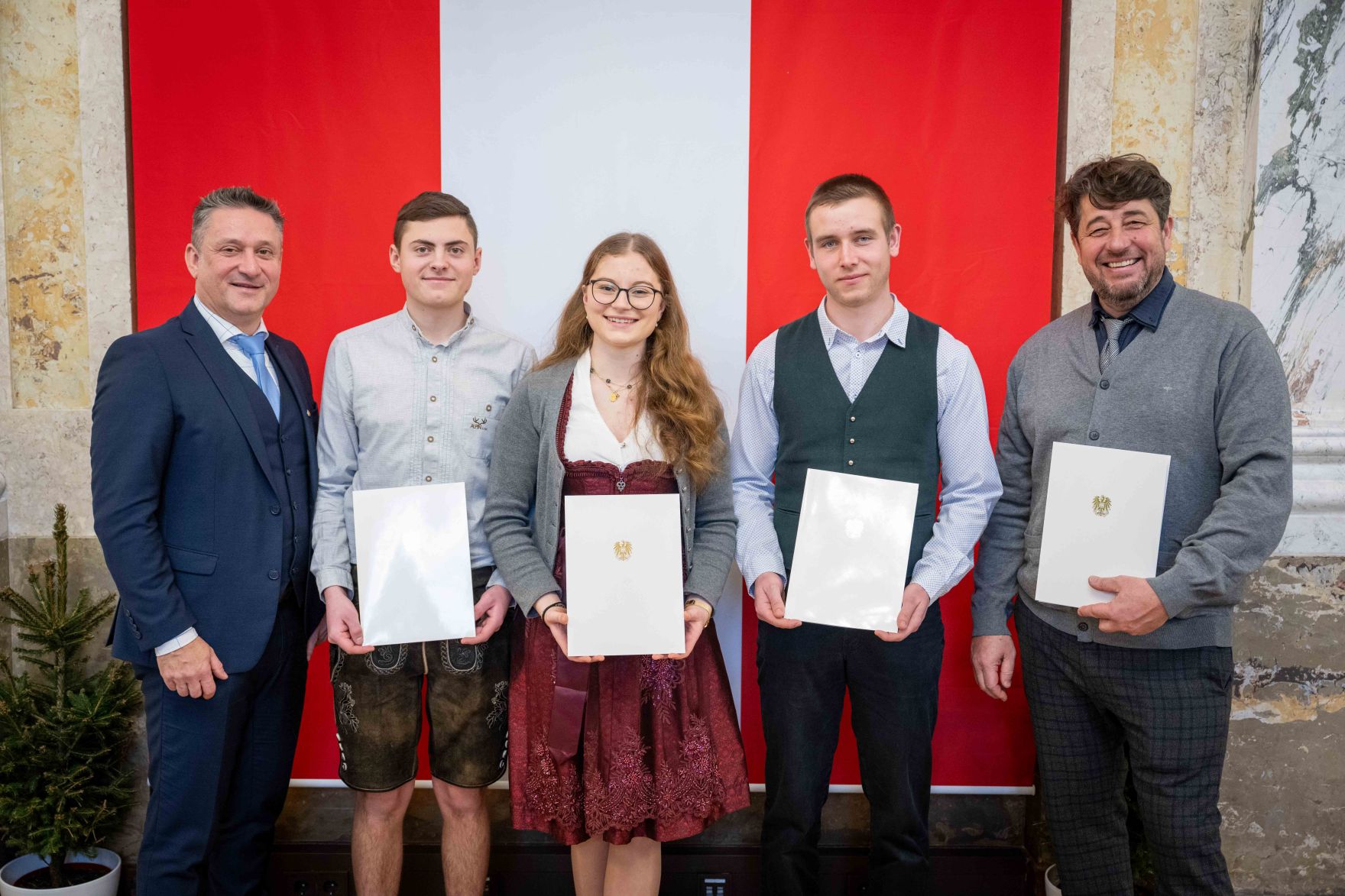 Zur Ehrung der tollen Leistungen bei der Forstwettkampf-WM und Gartenbau-EM lud Bundesminister Norbert Totschnig die beiden Teams ein in den Marmorsaal im Regierungsgeb&auml;ude, um die Teilnehmerinnen und Teilnehmer auszuzeichnen.