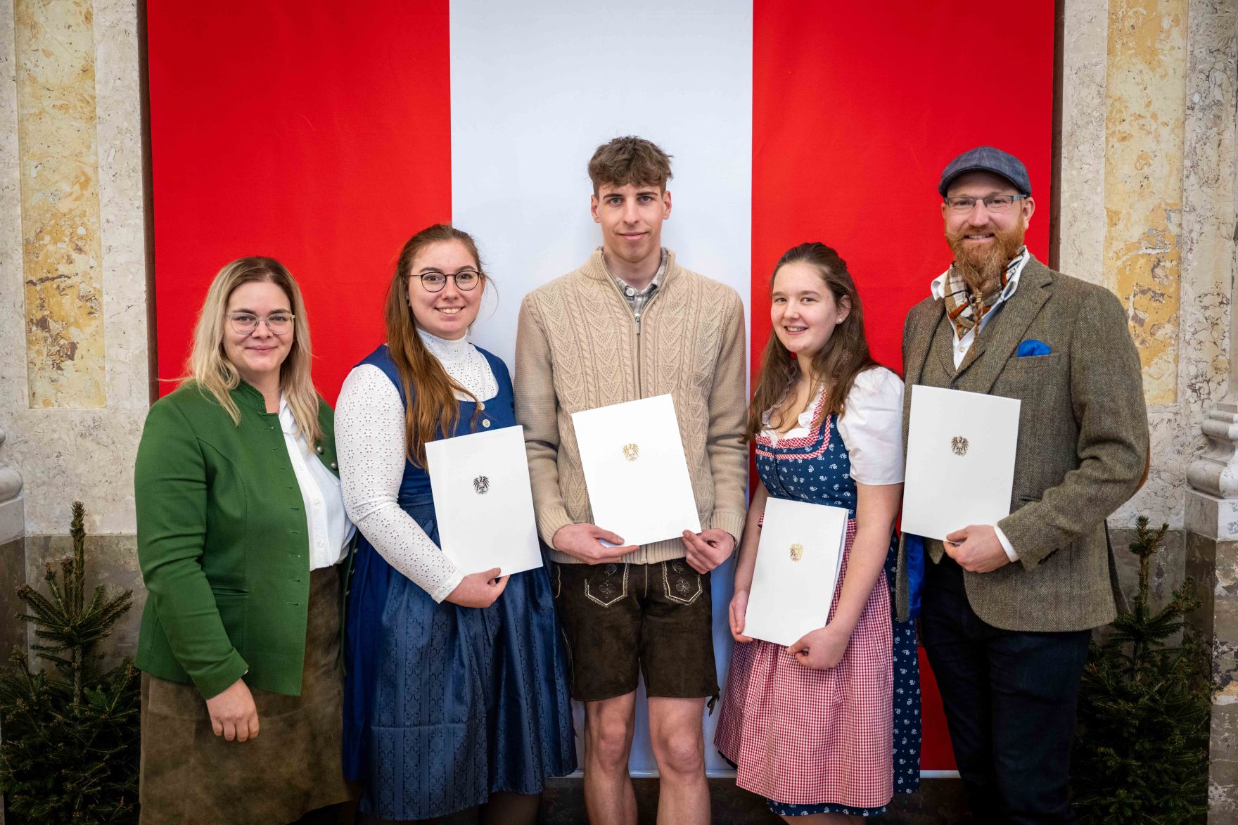 Zur Ehrung der tollen Leistungen bei der Forstwettkampf-WM und Gartenbau-EM lud Bundesminister Norbert Totschnig die beiden Teams ein in den Marmorsaal im Regierungsgeb&auml;ude, um die Teilnehmerinnen und Teilnehmer auszuzeichnen.
