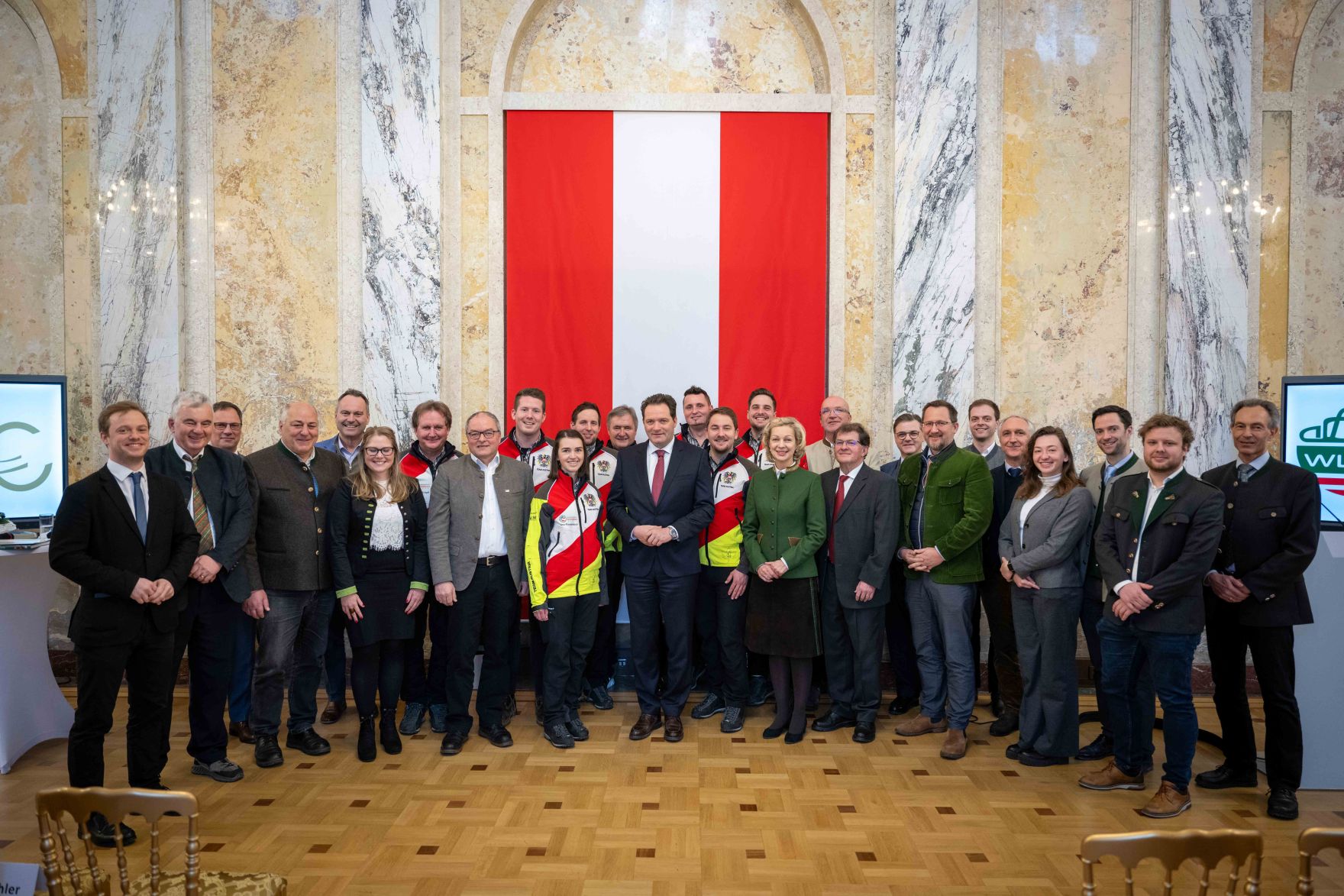 Zur Ehrung der tollen Leistungen bei der Forstwettkampf-WM und Gartenbau-EM lud Bundesminister Norbert Totschnig die beiden Teams ein in den Marmorsaal im Regierungsgeb&auml;ude, um die Teilnehmerinnen und Teilnehmer auszuzeichnen.