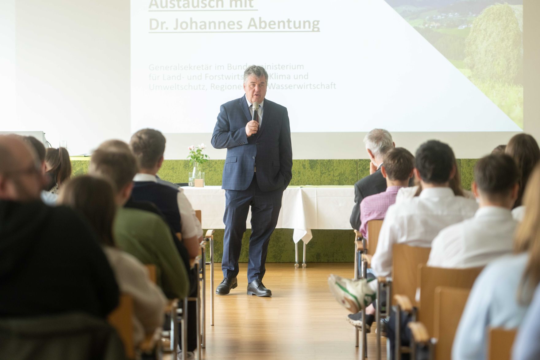 DSC_0355.jpg Als Vertretung des Herrn Bundesminister Norbert Totschnig besuchte Herr Generalsekretär Abentung die Veranstaltung EuropaschülerInnenTag an der HAUP in Wien
