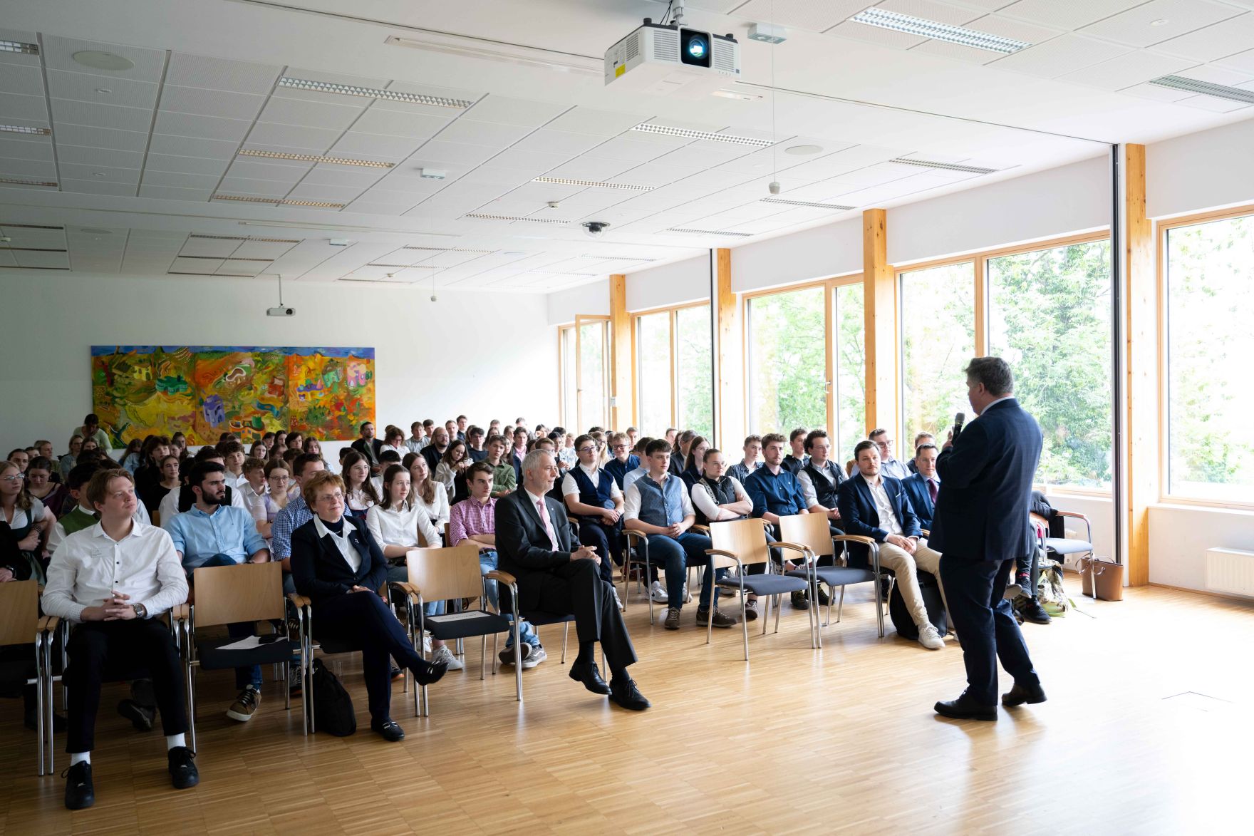 DSC_0539.jpg Als Vertretung des Herrn Bundesminister Norbert Totschnig besuchte Herr Generalsekretär Abentung die Veranstaltung EuropaschülerInnenTag an der HAUP in Wien