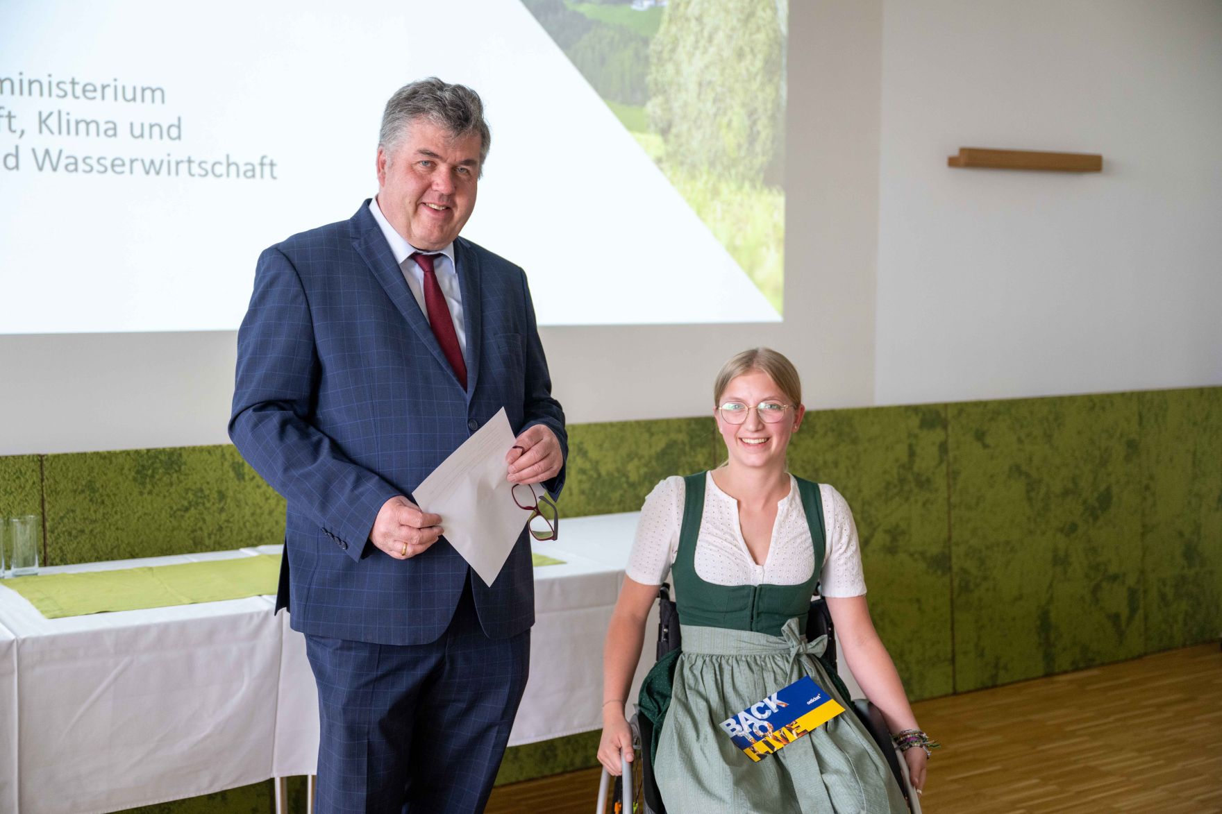 DSC_0880.jpg Als Vertretung des Herrn Bundesminister Norbert Totschnig besuchte Herr Generalsekretär Abentung die Veranstaltung EuropaschülerInnenTag an der HAUP in Wien