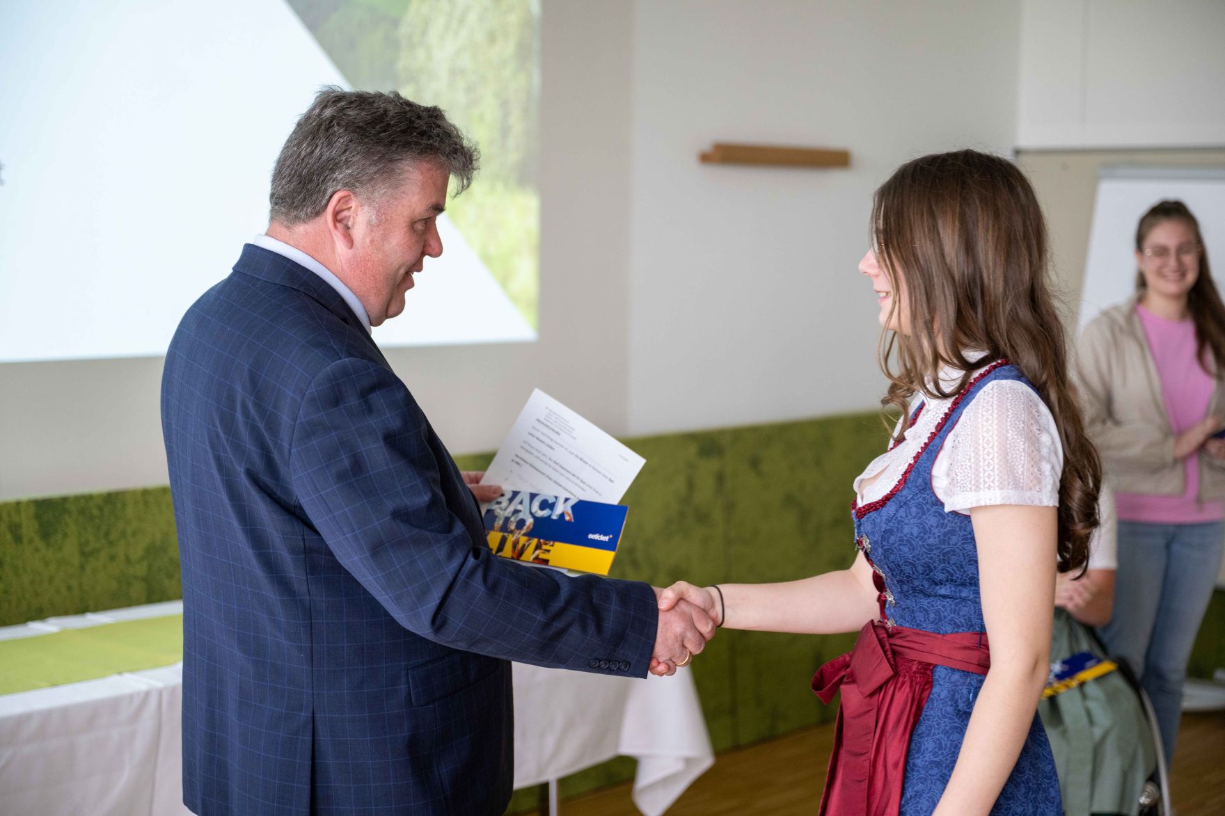 DSC_0887.jpg Als Vertretung des Herrn Bundesminister Norbert Totschnig besuchte Herr Generalsekretär Abentung die Veranstaltung EuropaschülerInnenTag an der HAUP in Wien