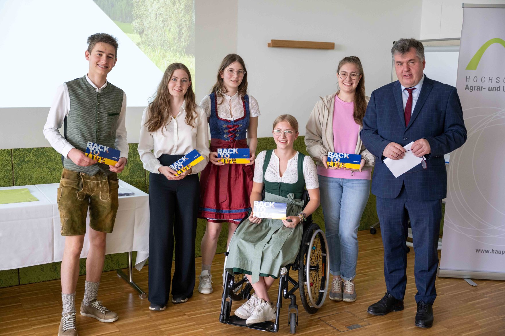 DSC_0997.jpg Als Vertretung des Herrn Bundesminister Norbert Totschnig besuchte Herr Generalsekretär Abentung die Veranstaltung EuropaschülerInnenTag an der HAUP in Wien