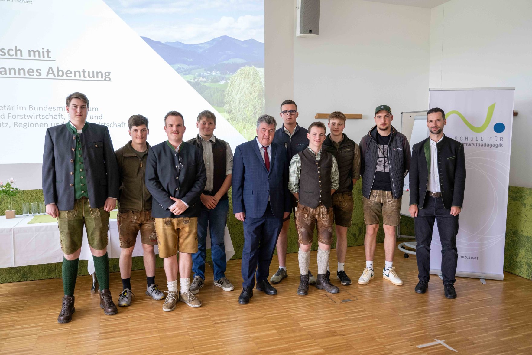 DSC_1041.jpg Als Vertretung des Herrn Bundesminister Norbert Totschnig besuchte Herr Generalsekretär Abentung die Veranstaltung EuropaschülerInnenTag an der HAUP in Wien