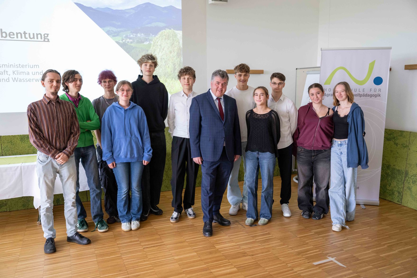 DSC_1053.jpg Als Vertretung des Herrn Bundesminister Norbert Totschnig besuchte Herr Generalsekretär Abentung die Veranstaltung EuropaschülerInnenTag an der HAUP in Wien