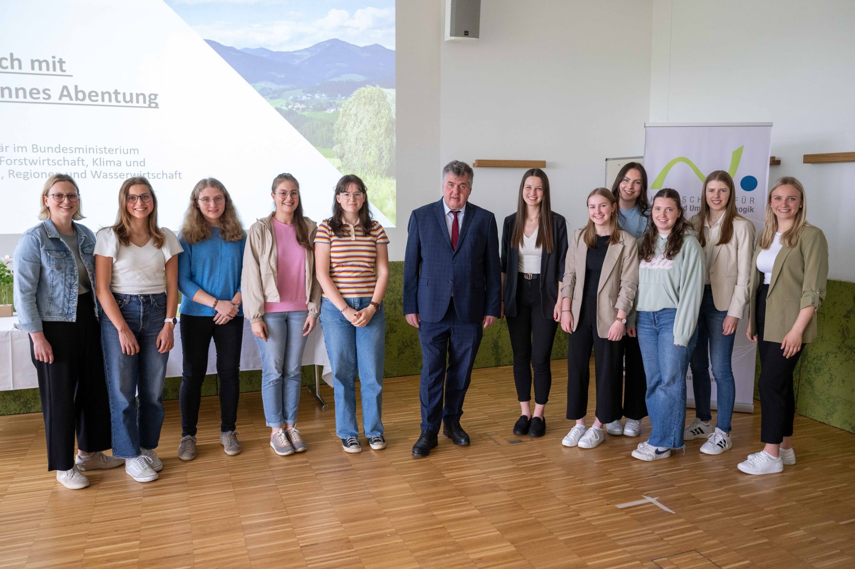DSC_1078.jpg Als Vertretung des Herrn Bundesminister Norbert Totschnig besuchte Herr Generalsekretär Abentung die Veranstaltung EuropaschülerInnenTag an der HAUP in Wien